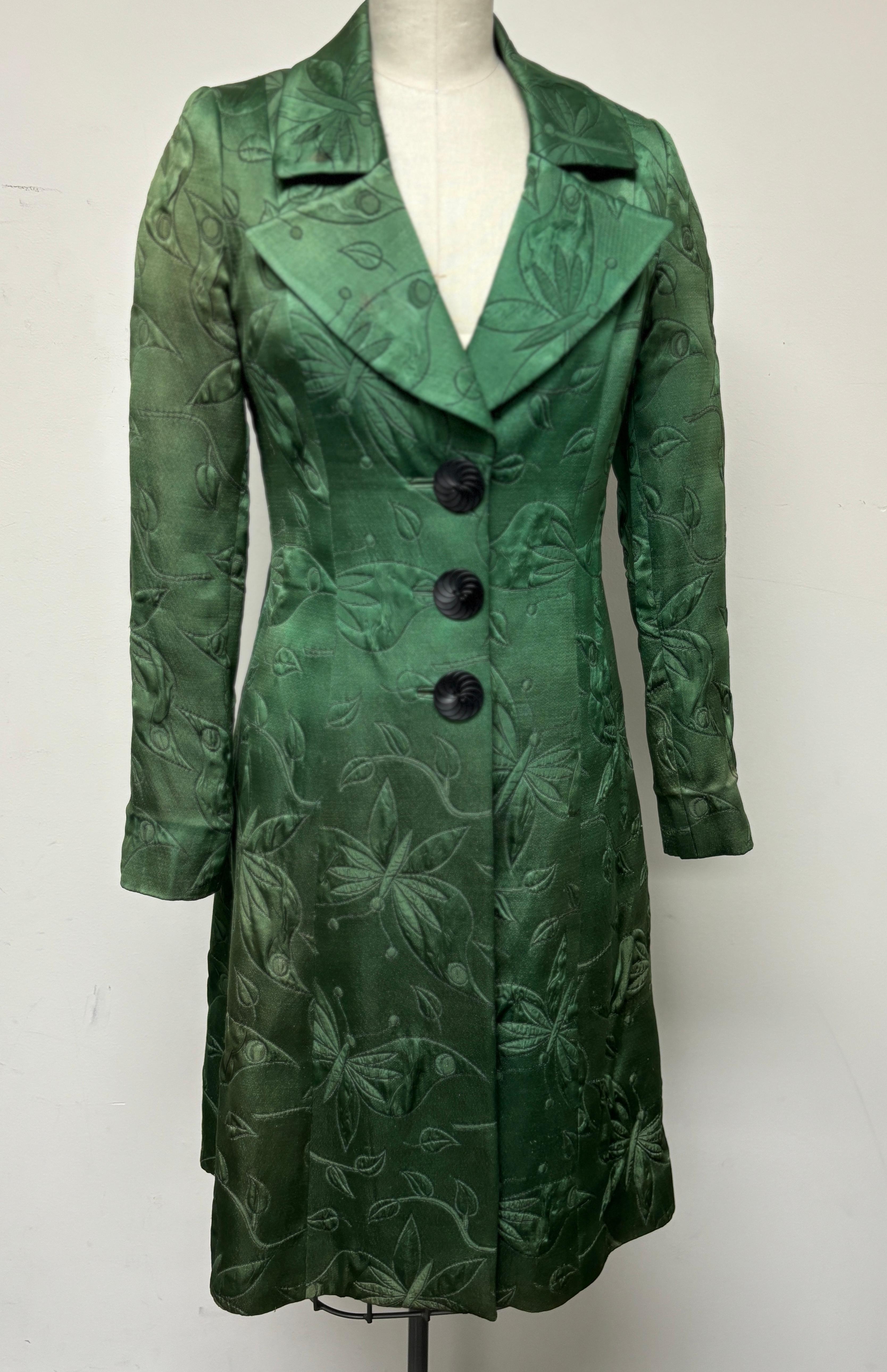 Verde Cappotto vintage in matelasse verde smeraldo ornato di tre  Bottoni intagliati in vendita