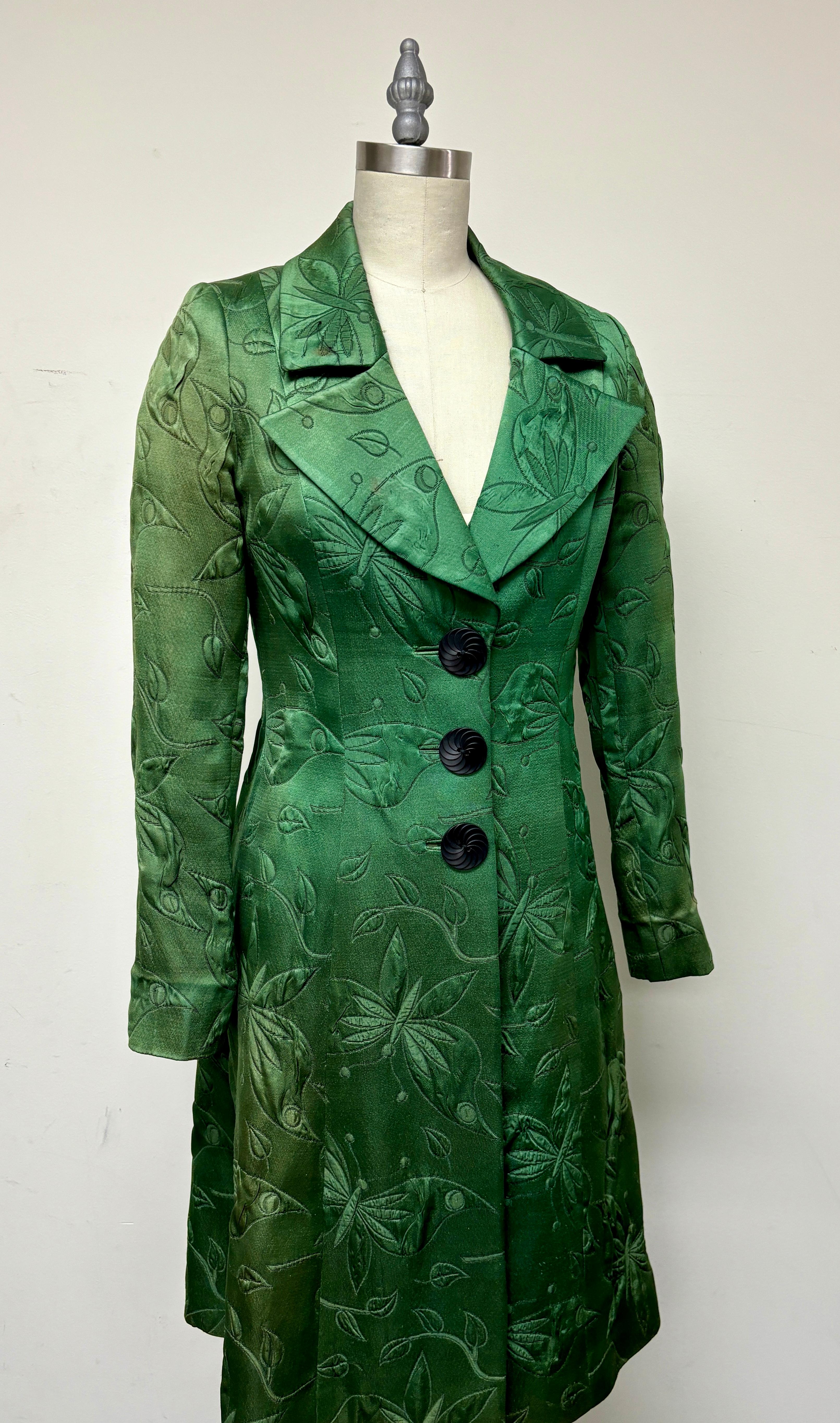 Cappotto vintage in matelasse verde smeraldo ornato di tre  Bottoni intagliati In condizioni buone in vendita a Los Angeles, CA