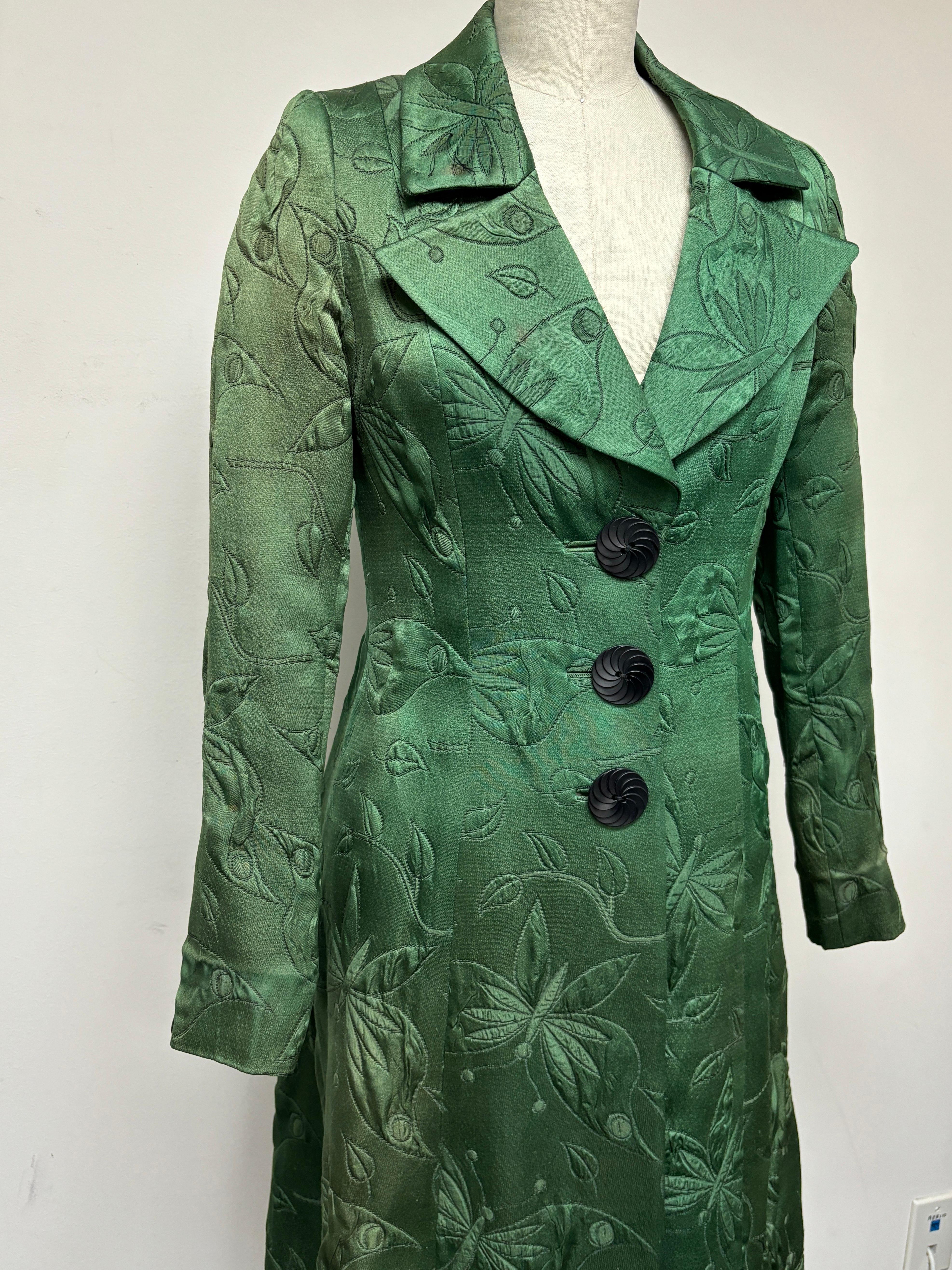 Donna Cappotto vintage in matelasse verde smeraldo ornato di tre  Bottoni intagliati in vendita
