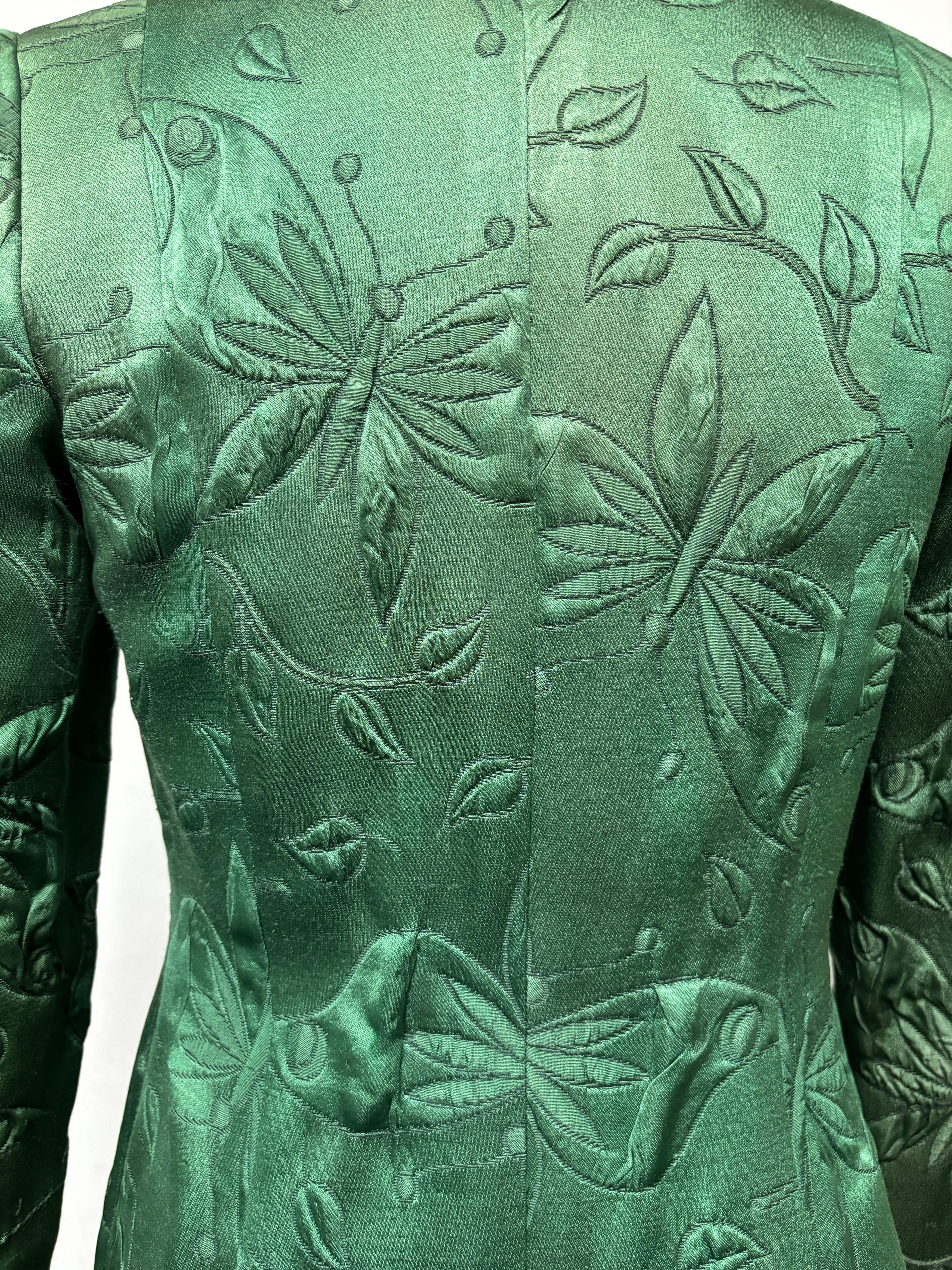 Cappotto vintage in matelasse verde smeraldo ornato di tre  Bottoni intagliati in vendita 2