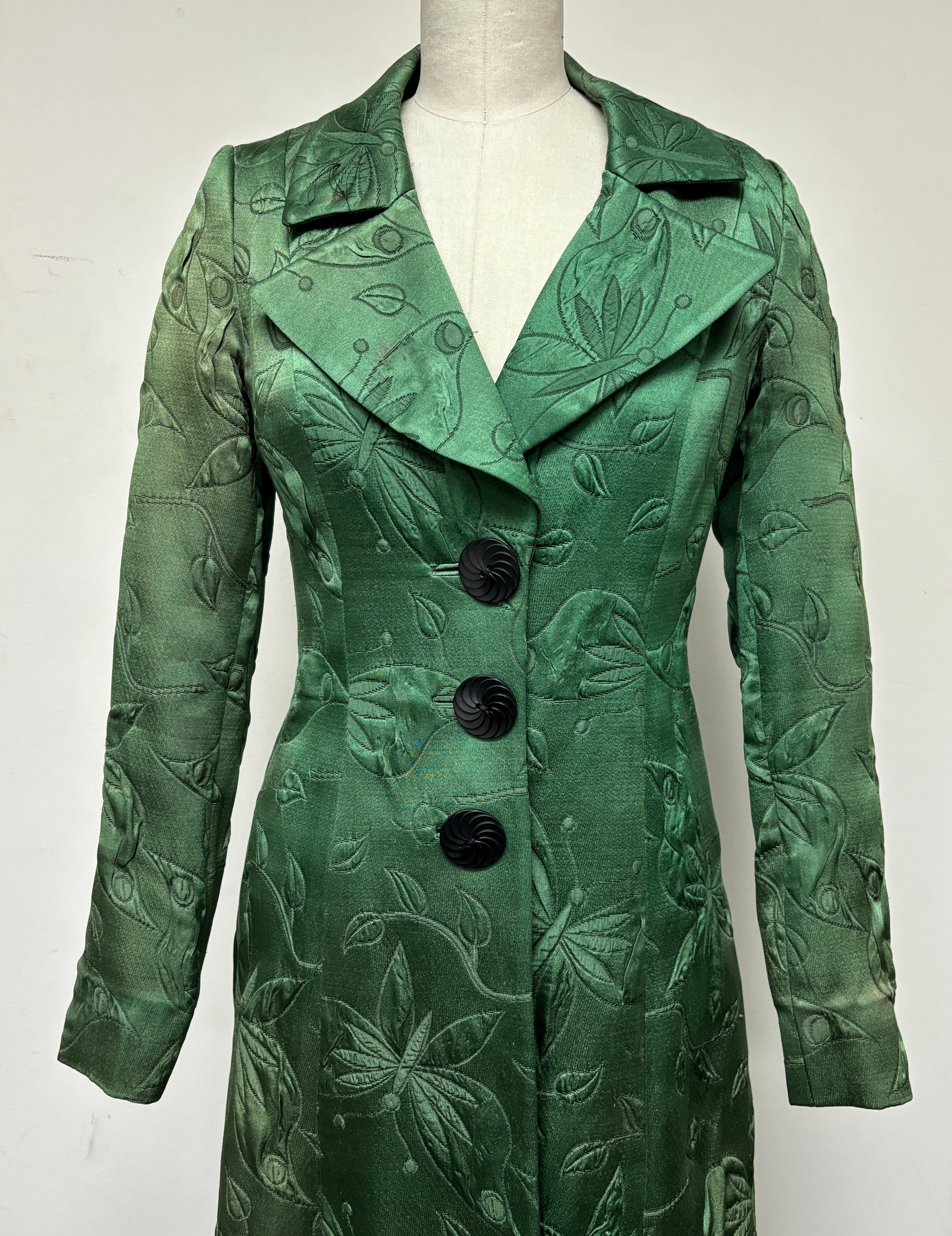 Cappotto vintage in matelasse verde smeraldo ornato di tre  Bottoni intagliati in vendita 3