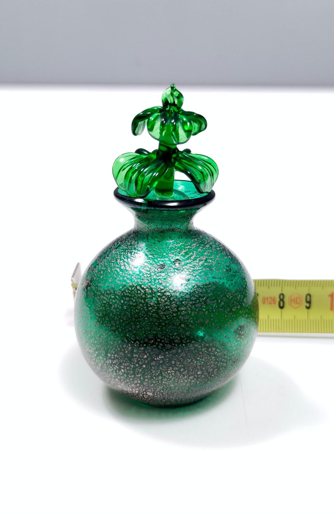Vintage Emerald Green Murano Glass Perfume Bottle in the Style of Martinuzzi In Excellent Condition In Bresso, Lombardy