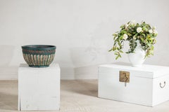 Jardinera vintage de terracota pintada de verde esmeralda con motivos tallados