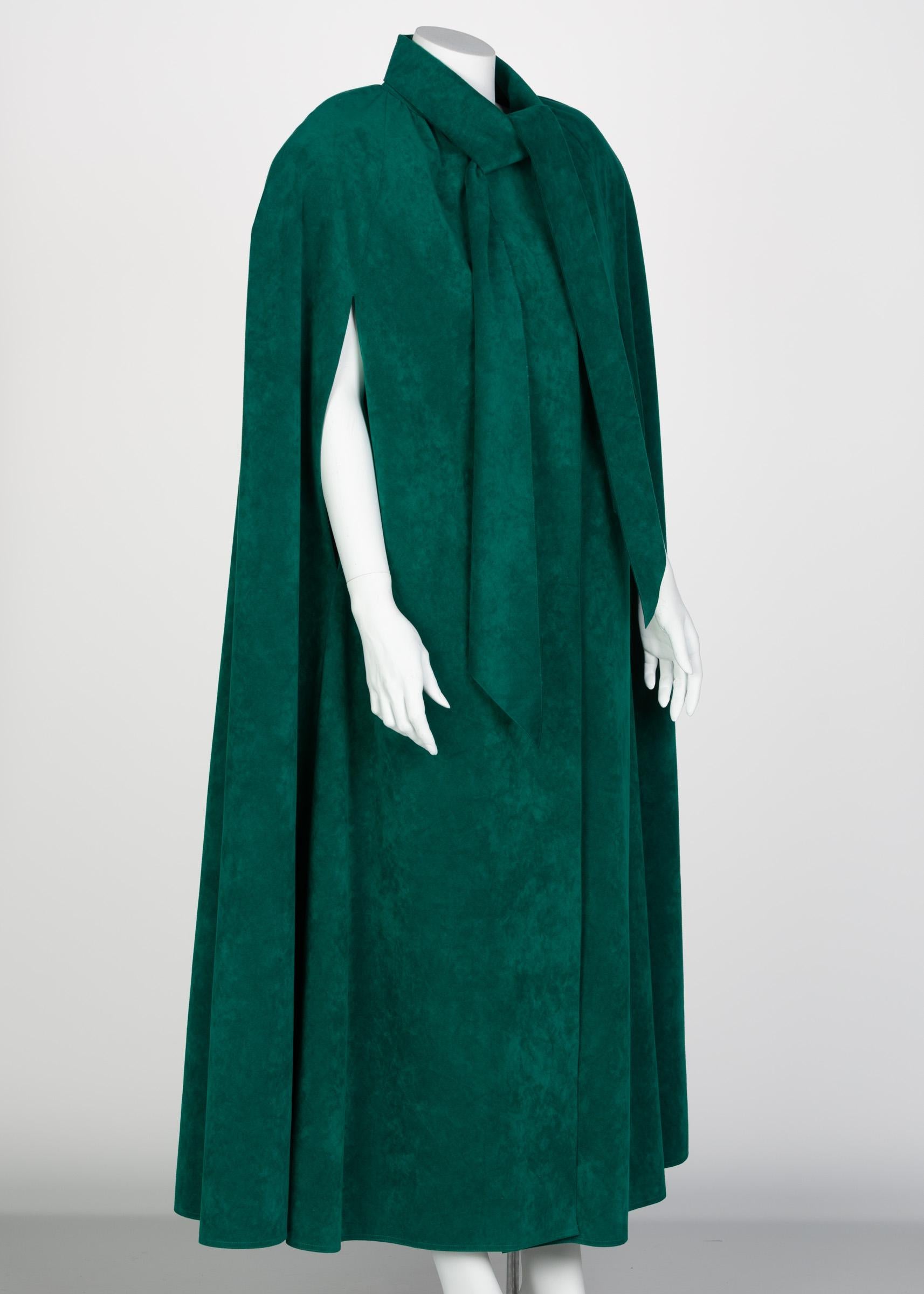 Vintage Emerald Green Ultrasuede Halston Style Cape, 1970s In Excellent Condition In Boca Raton, FL