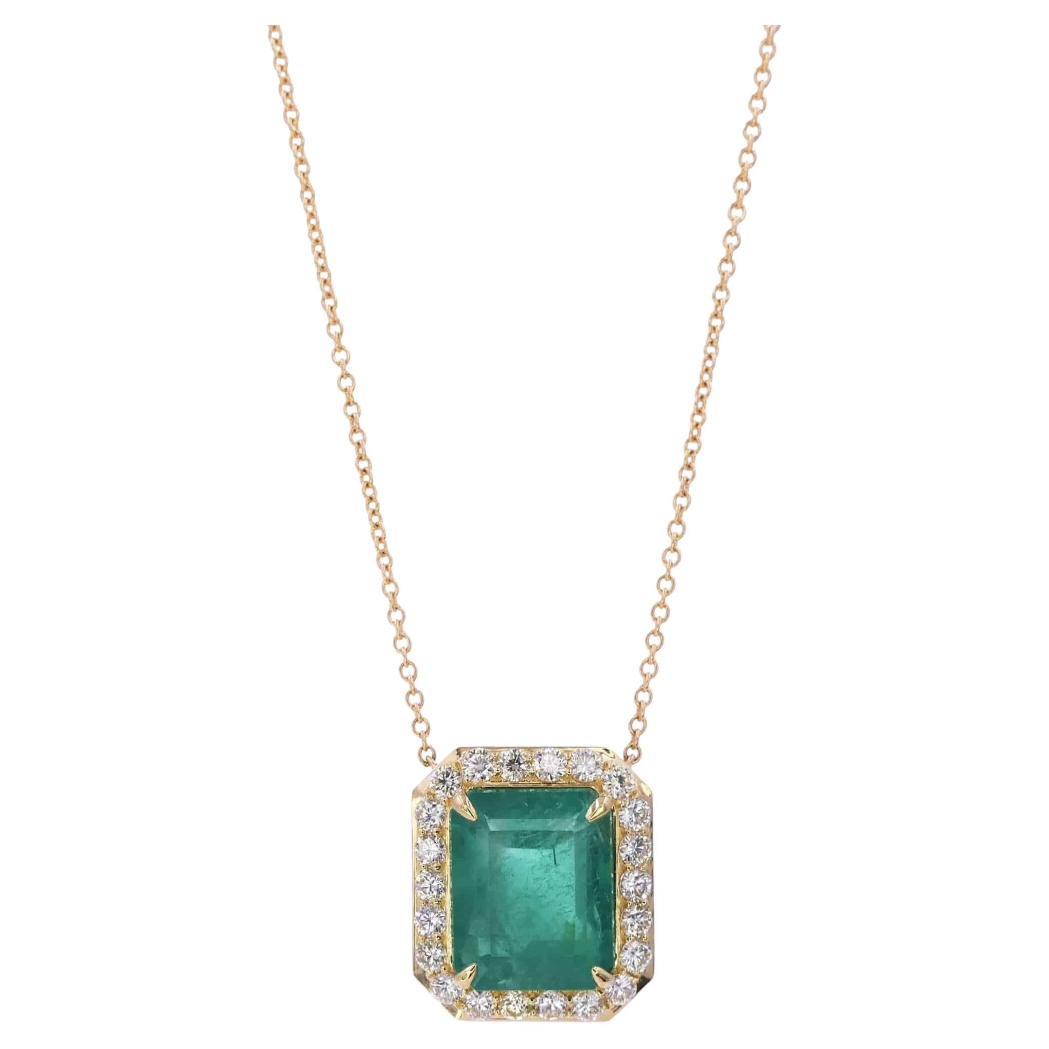 Rechteckige Smaragd-Diamant-Halo-Halskette aus 18 Karat Gelbgold mit Amuletten-Anhänger