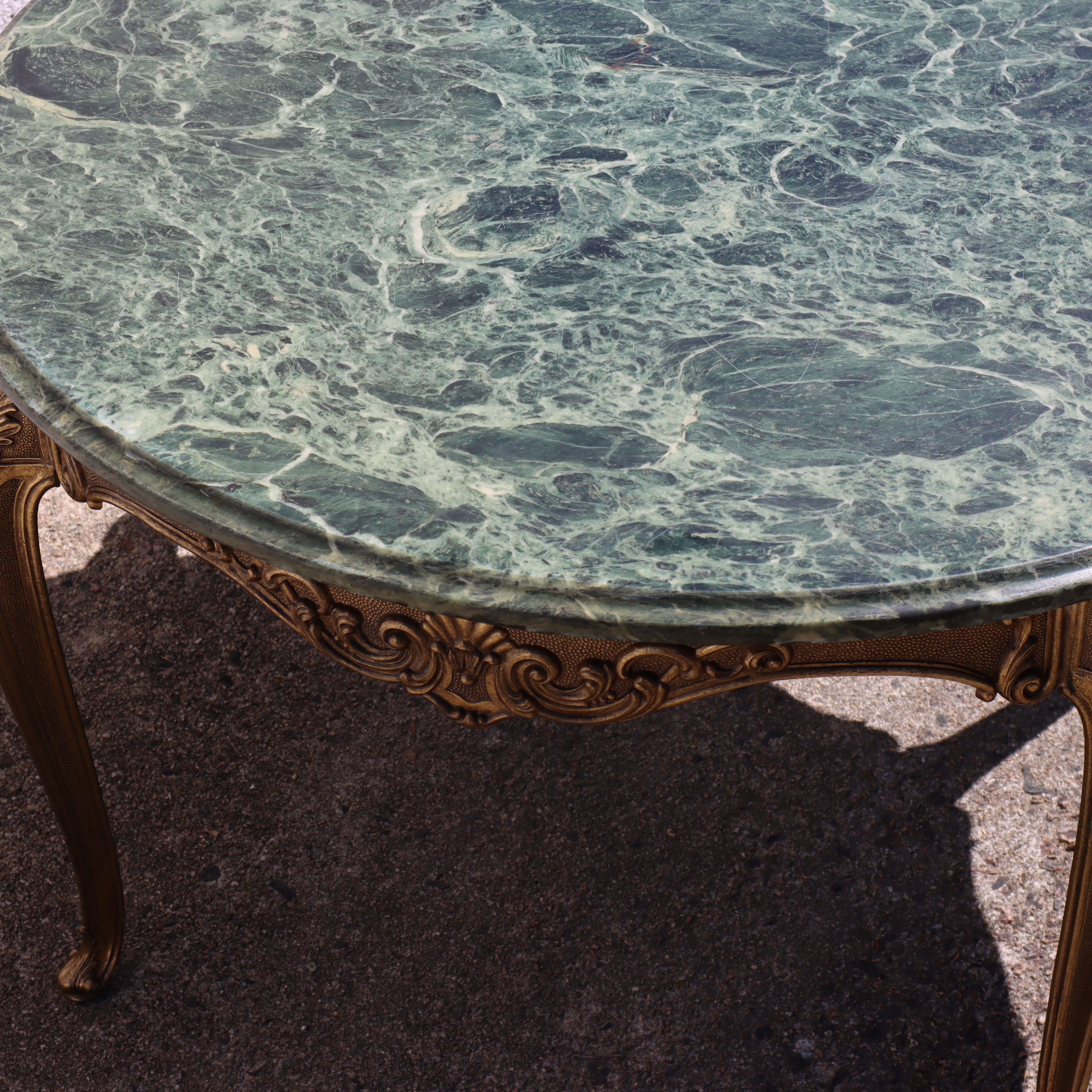 Vintage emerald Marble and Brass Coffee Table-round Lounge Table-Style Louis XV For Sale 3