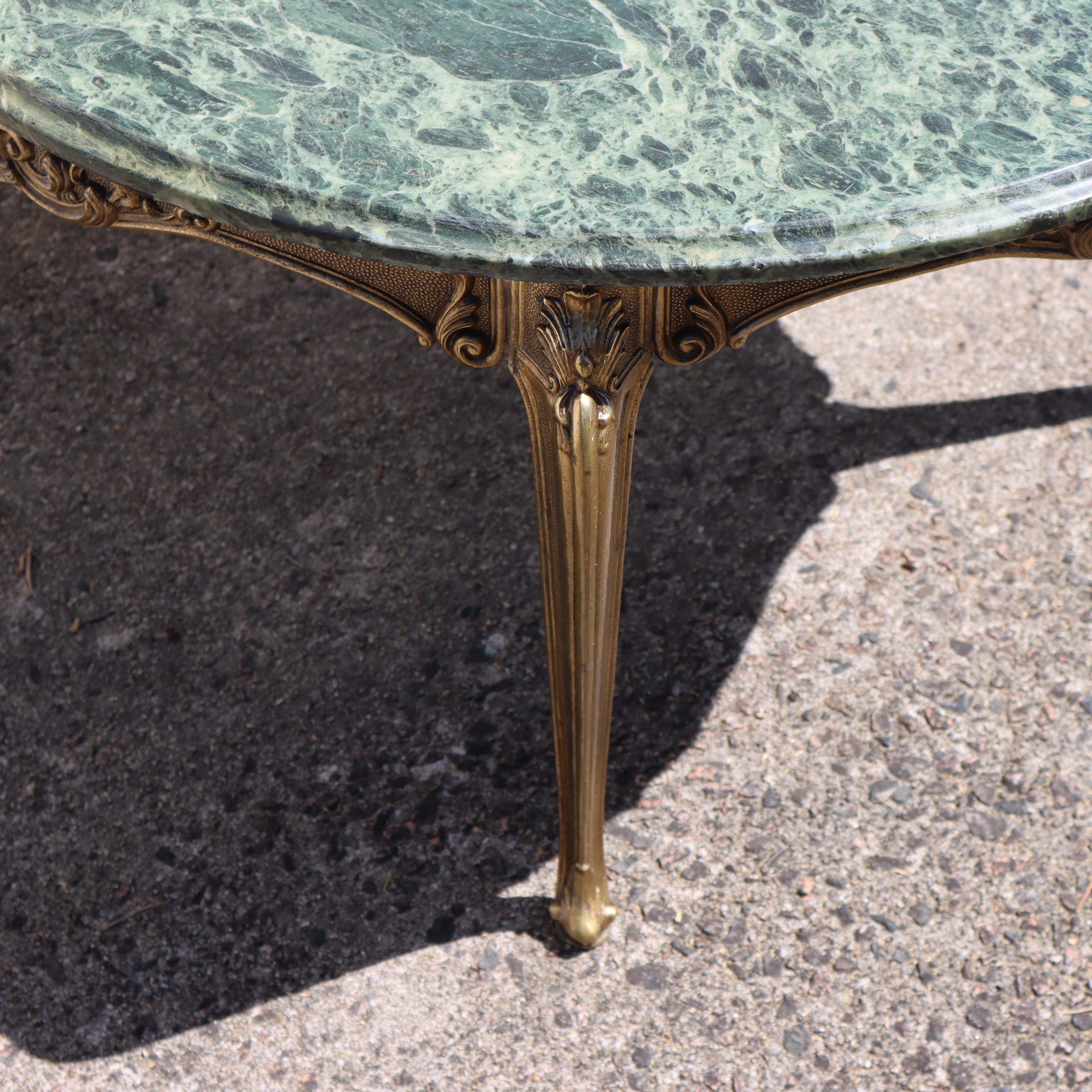Vintage emerald Marble and Brass Coffee Table-round Lounge Table-Style Louis XV For Sale 4