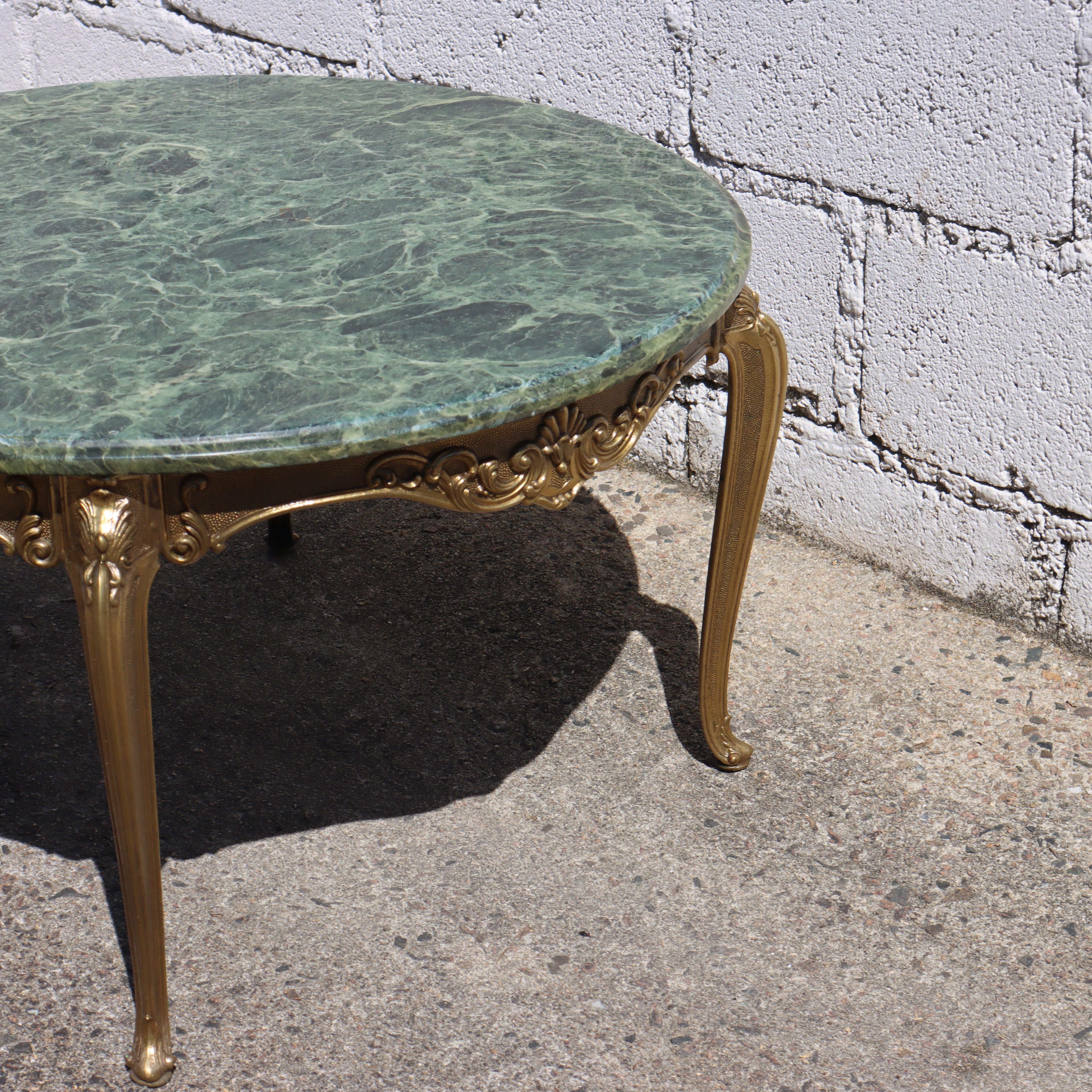 Vintage emerald Marble and Brass Coffee Table-round Lounge Table-Style Louis XV For Sale 5