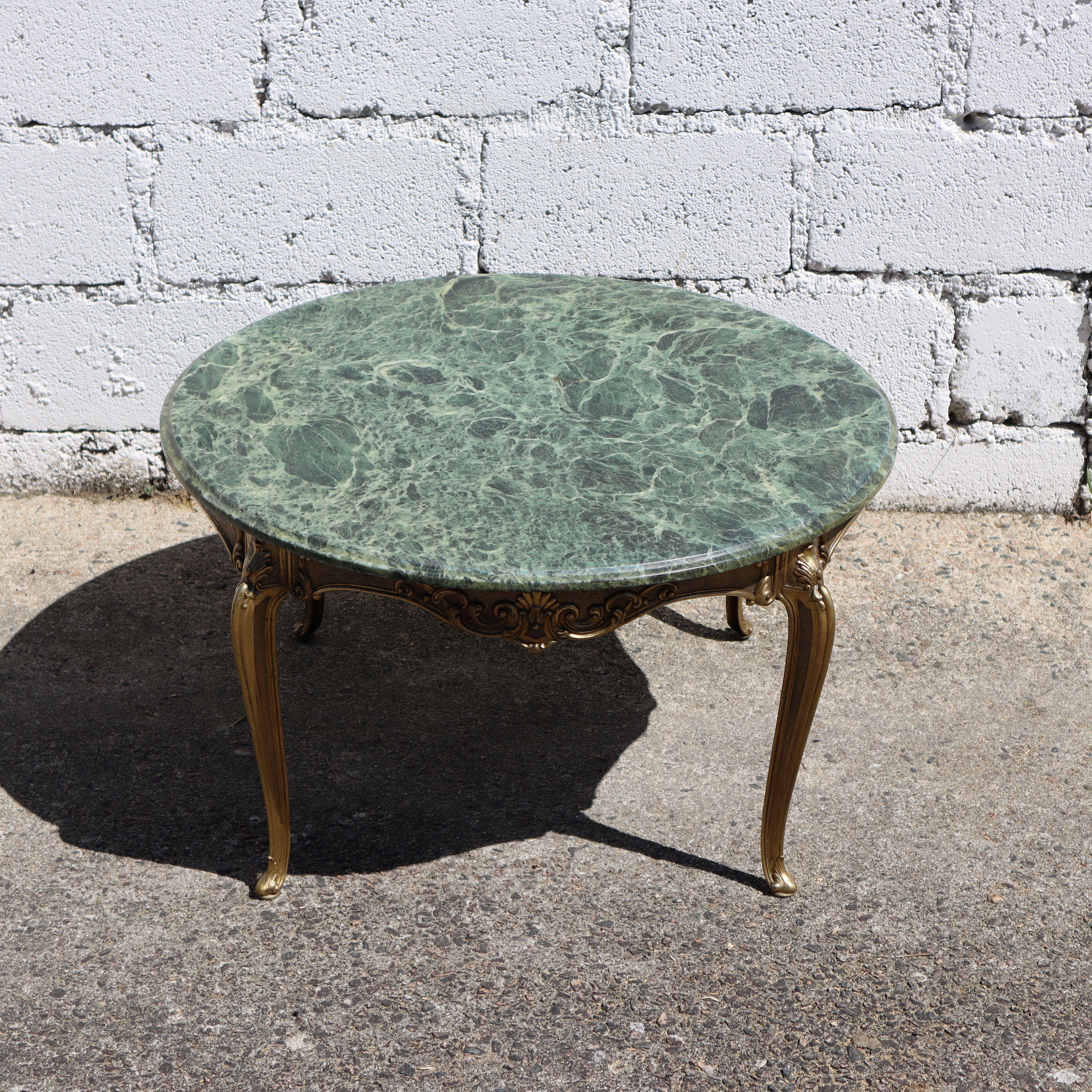 French Vintage emerald Marble and Brass Coffee Table-round Lounge Table-Style Louis XV For Sale