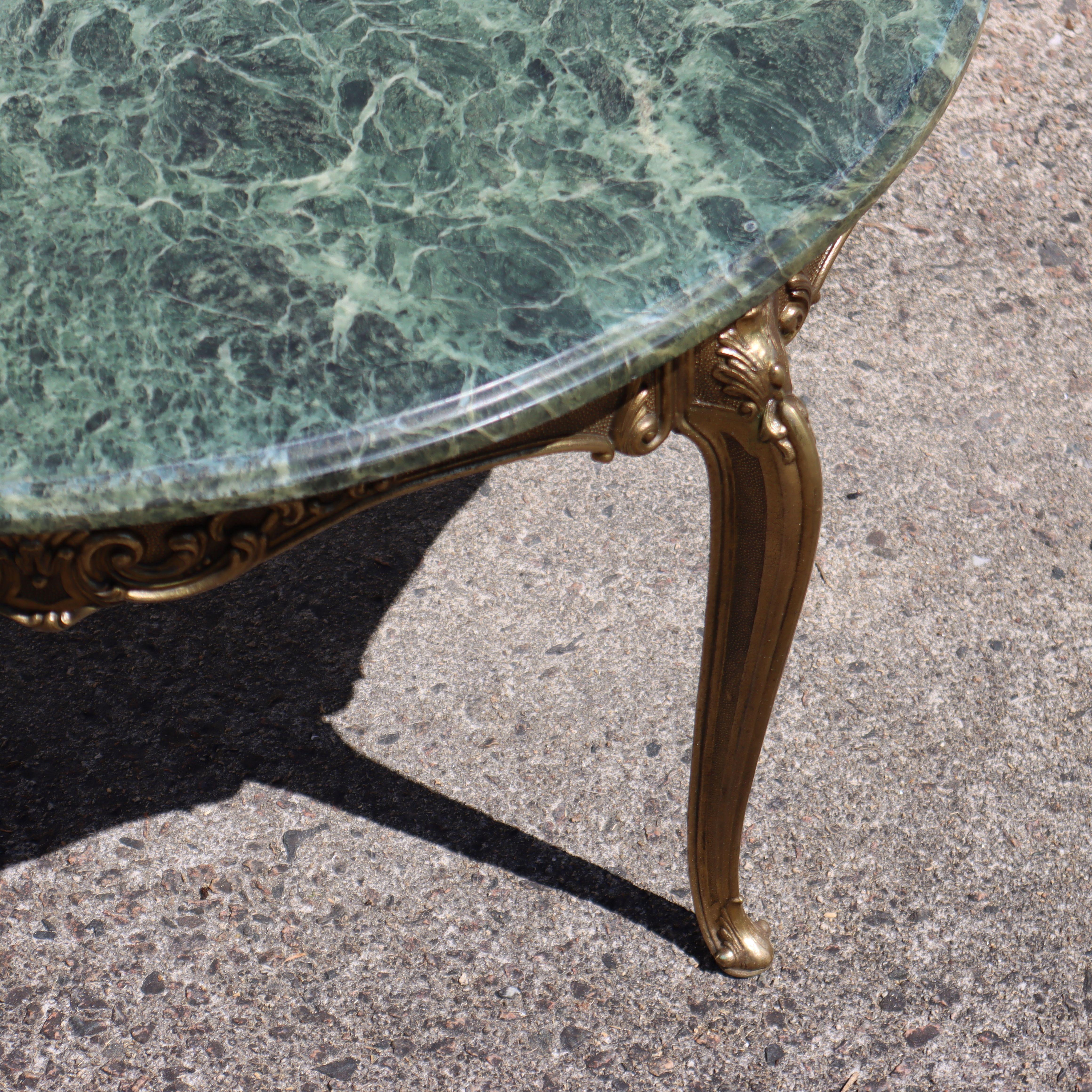 Vintage emerald Marble and Brass Coffee Table-round Lounge Table-Style Louis XV For Sale 2