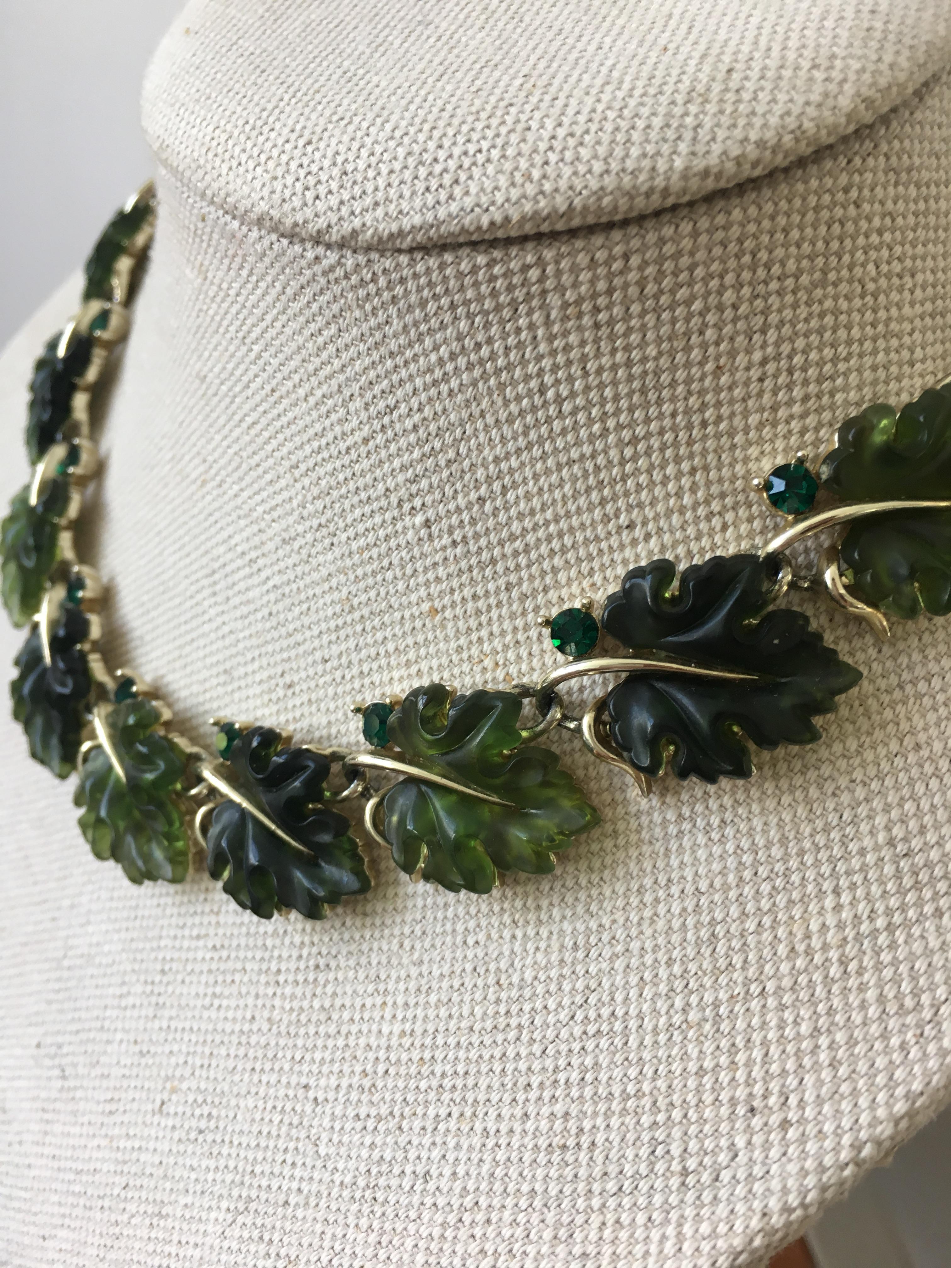 Smaragd-Eiche-Blatt-Halskette von Lisner, Vintage im Zustand „Hervorragend“ im Angebot in Southampton, NY