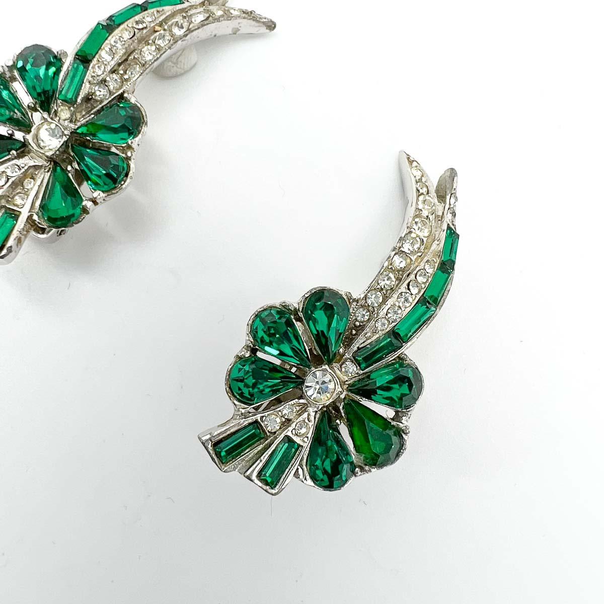Vintage Emerald Paste Floral Earrings 1950s In Good Condition For Sale In Wilmslow, GB
