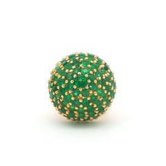 Bague de cocktail vintage bombée, pavée d'émeraudes, en or jaune 18 carats