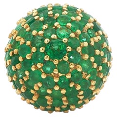 Bague de cocktail vintage bombée, pavée d'émeraudes, en or jaune 18 carats