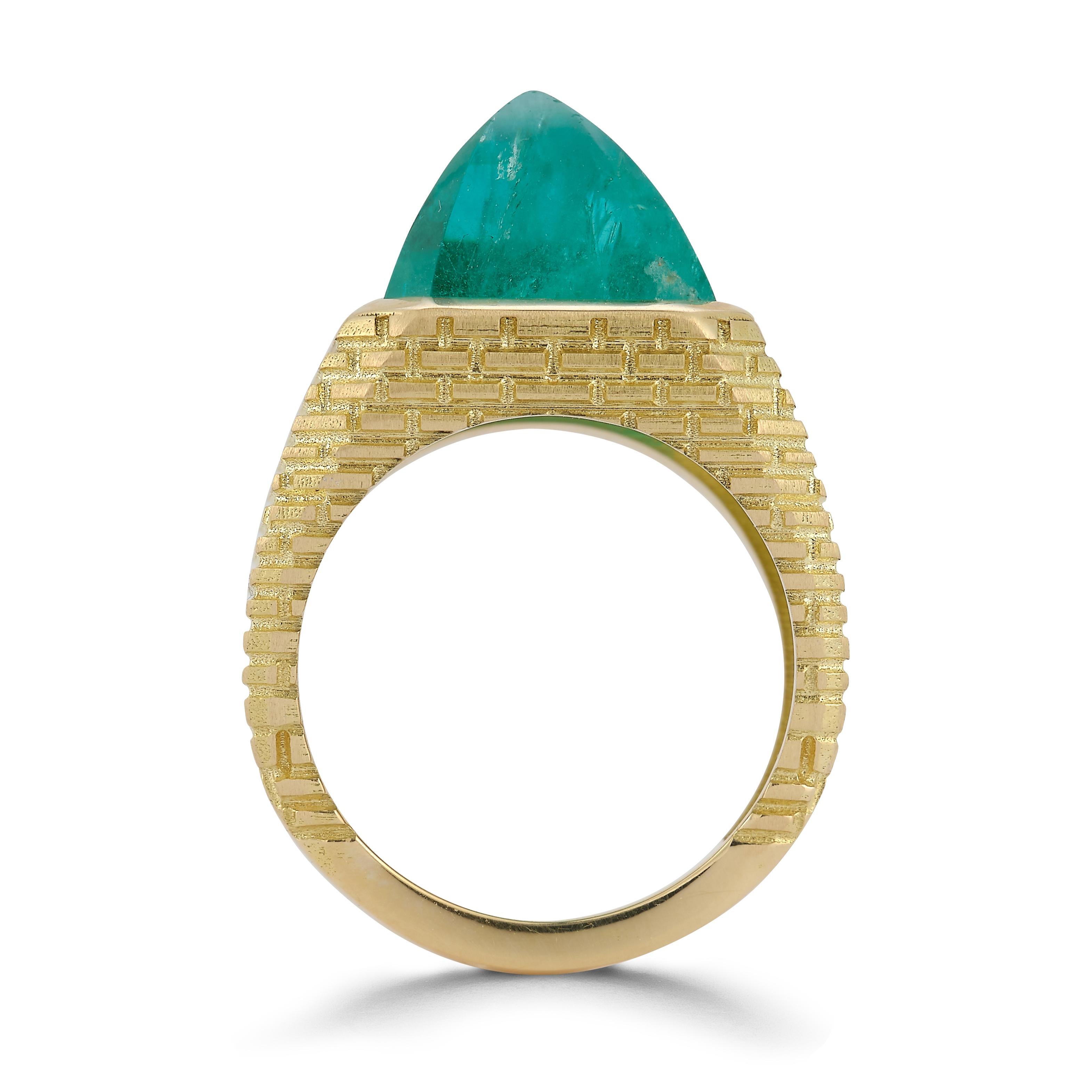 Taille émeraude Bague vintage en or avec pyramide d'émeraudes en vente