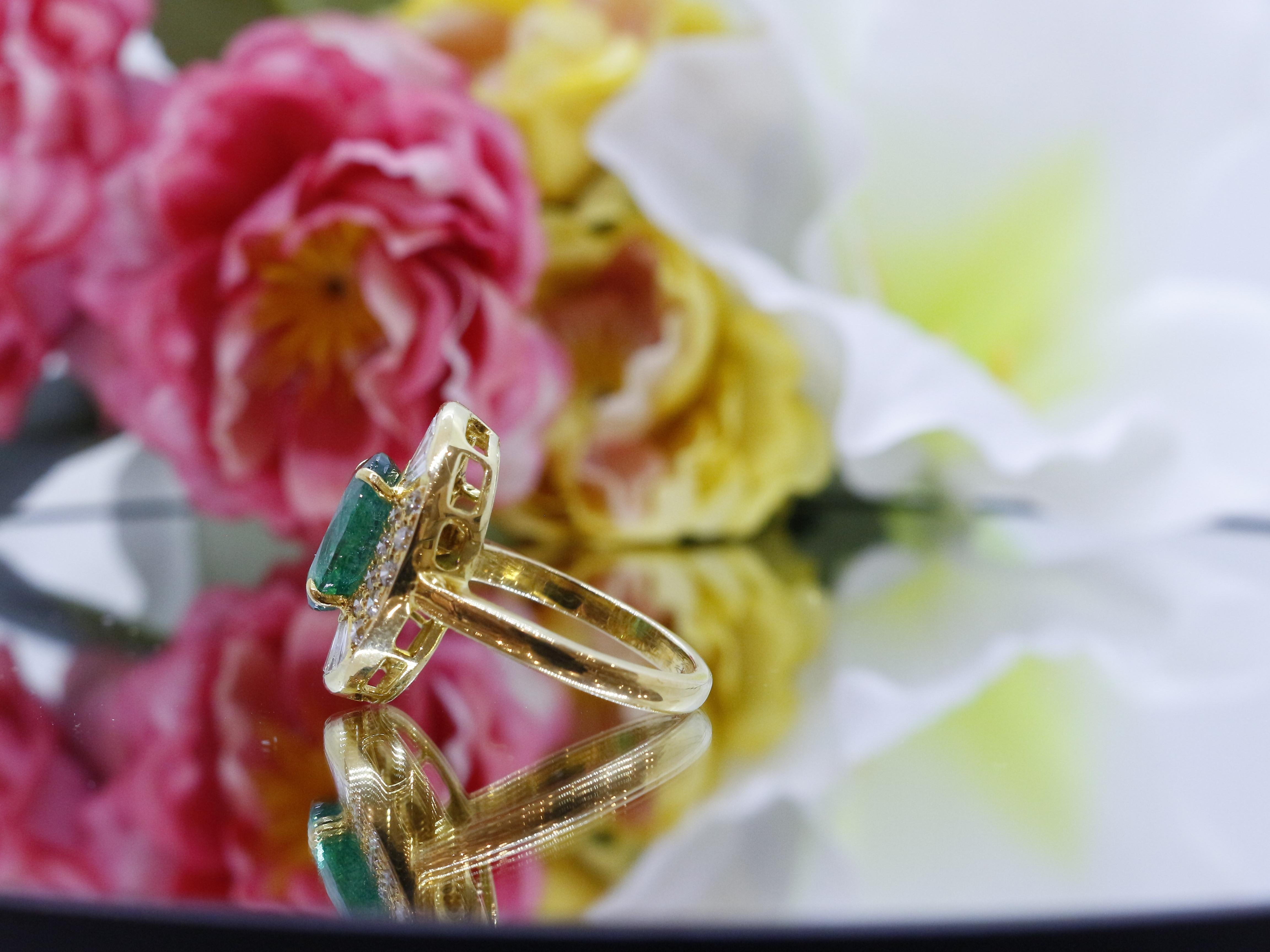Women's Vintage Emerald Ring Handmade in 14Karat Gold For Sale