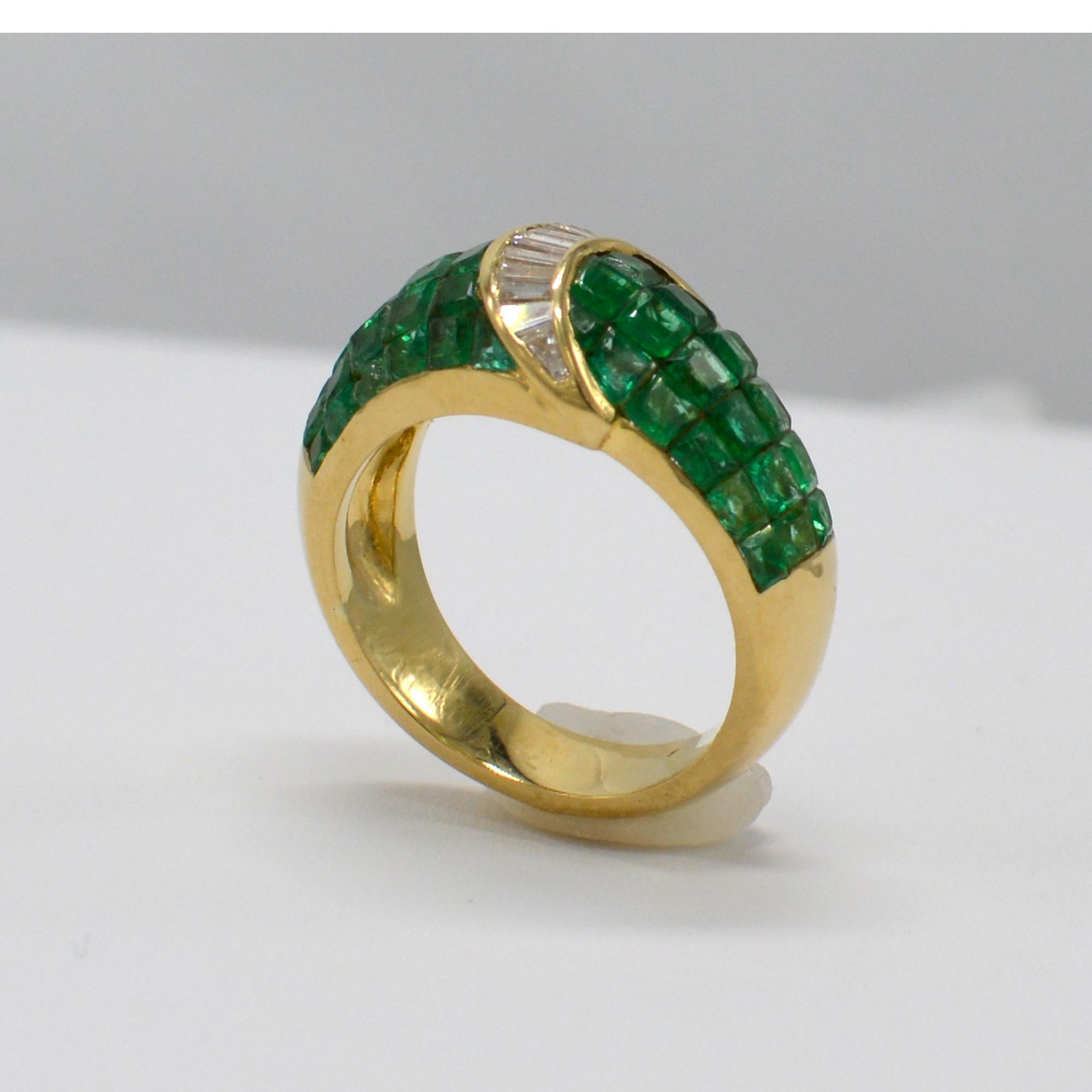 Bague émeraude vintage en or 18 carats sertie d'une émeraude et de diamants, à monture invisible en vente 3