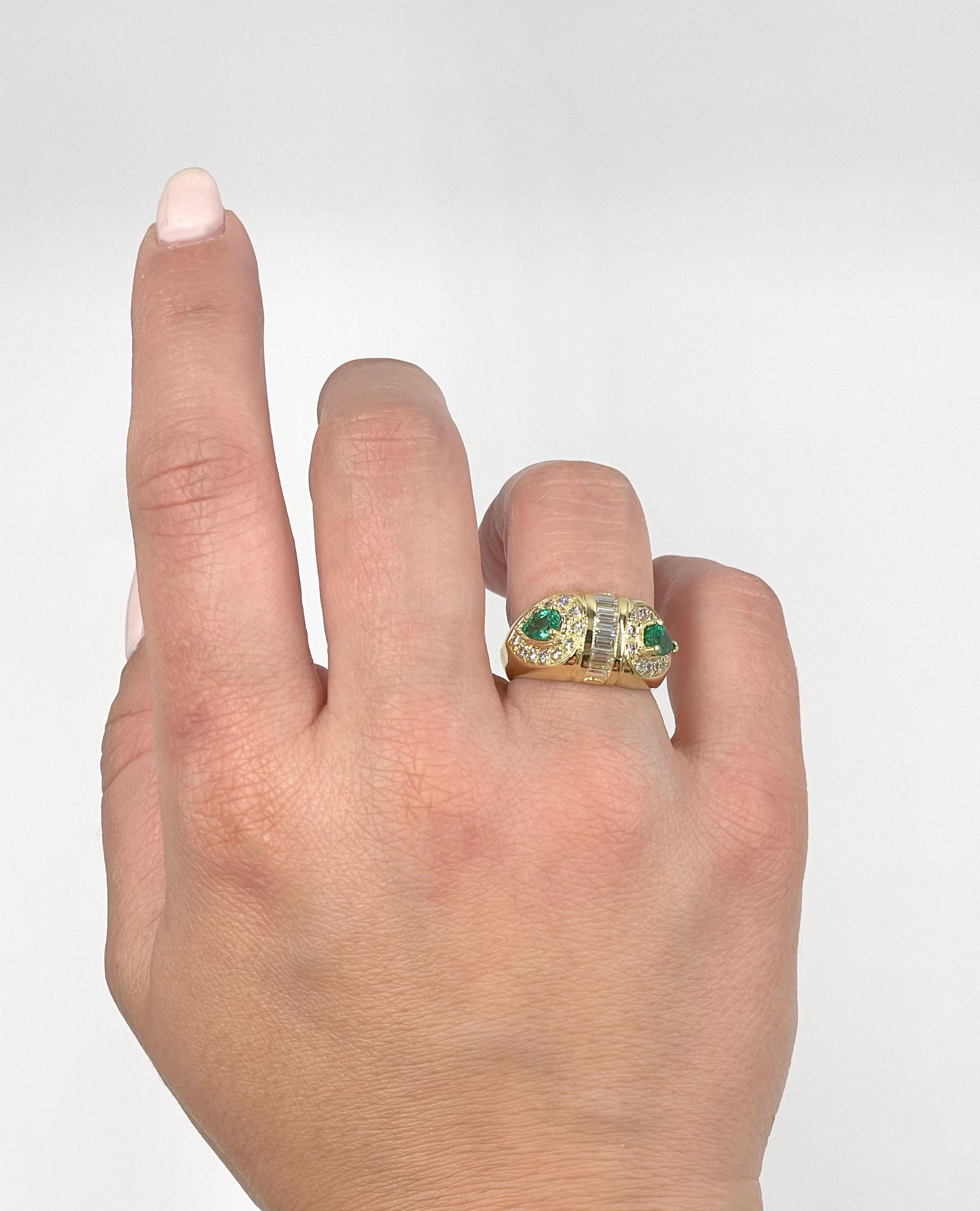 Ring aus 18 Karat Gelbgold mit 2 birnenförmigen Smaragden mit einem Gesamtgewicht von 0,80 Karat, 7 Baguette-Diamanten mit einem Gesamtgewicht von 0,70 Karat und 24 runden Diamanten im Brillantschliff mit einem Gesamtgewicht von 0,50 Karat. 

-