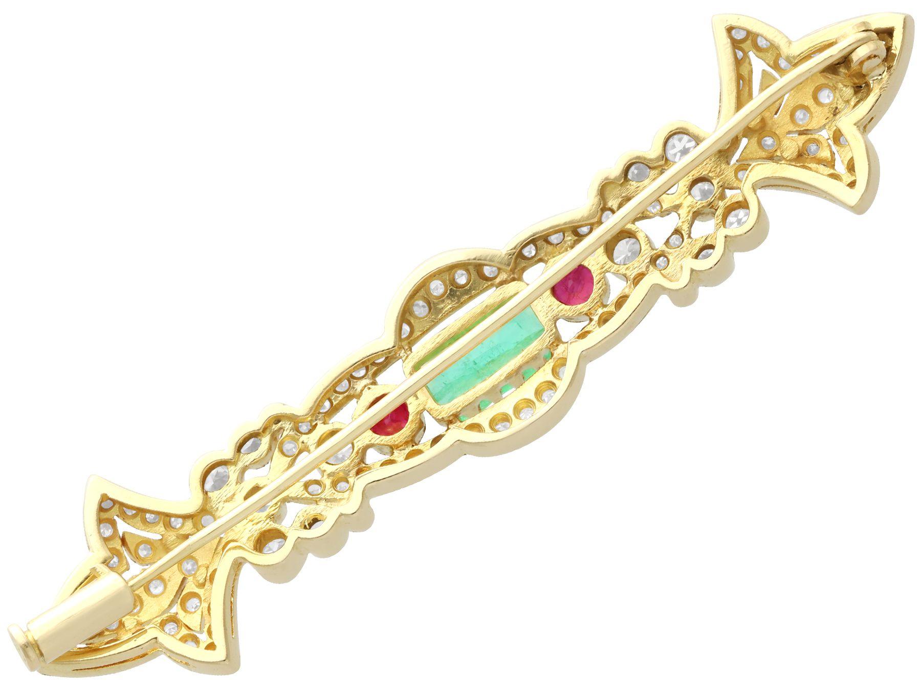 Women's or Men's Vintage Emerald Ruby and 1.04 Carat Diamond Yellow Gold Brooch, circa 1980 For Sale