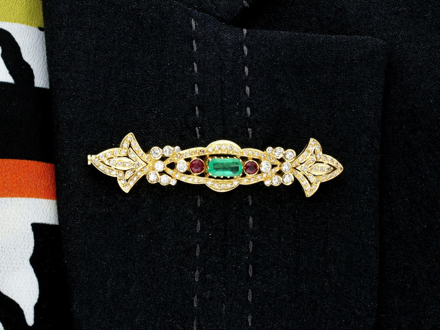 Brosche aus Gelbgold mit Vintage-Smaragd, Rubin und 1,04 Karat Diamant, um 1980 im Angebot 3