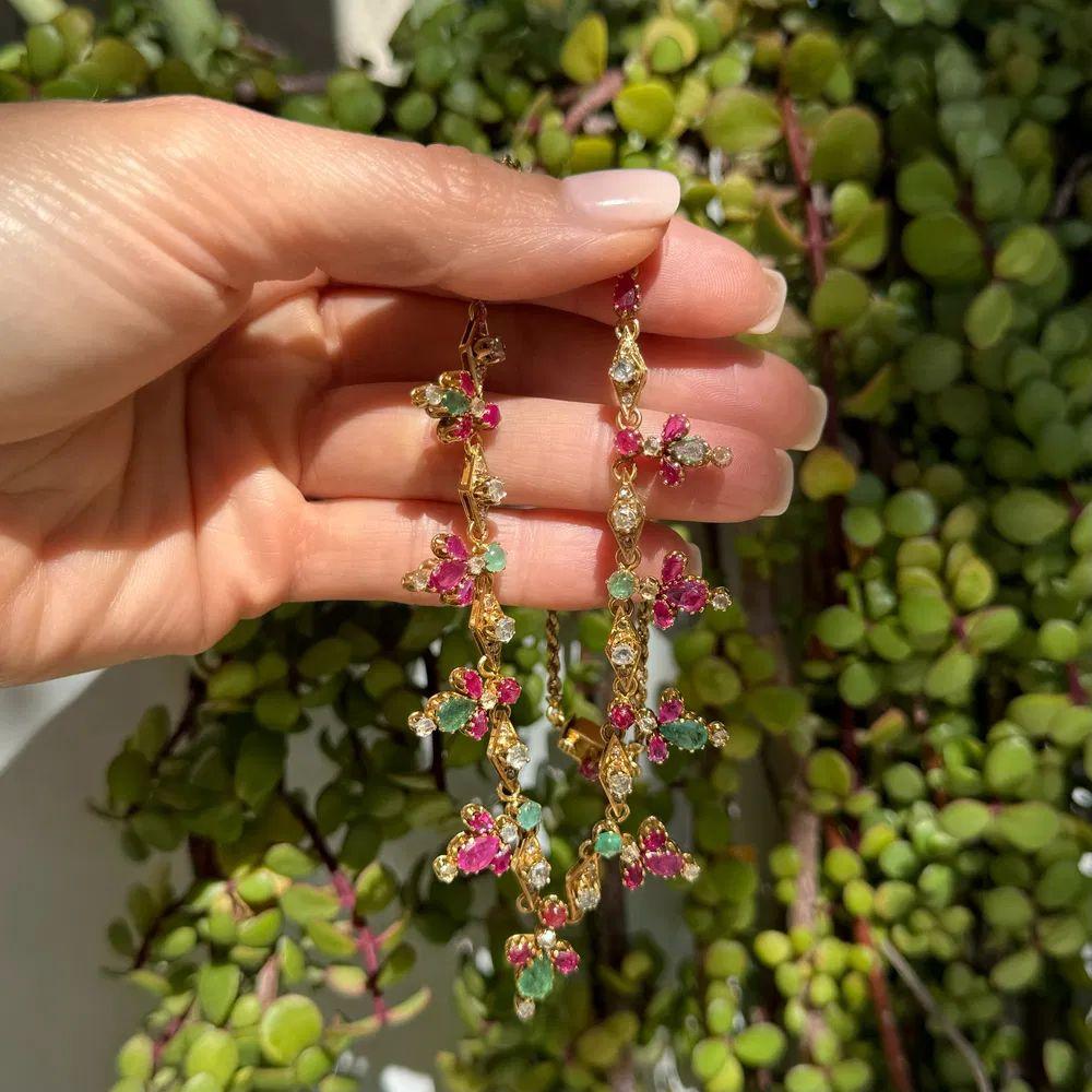 Modernista Collana d'epoca con smeraldo, rubino e diamanti a cascata in oro A Link in vendita