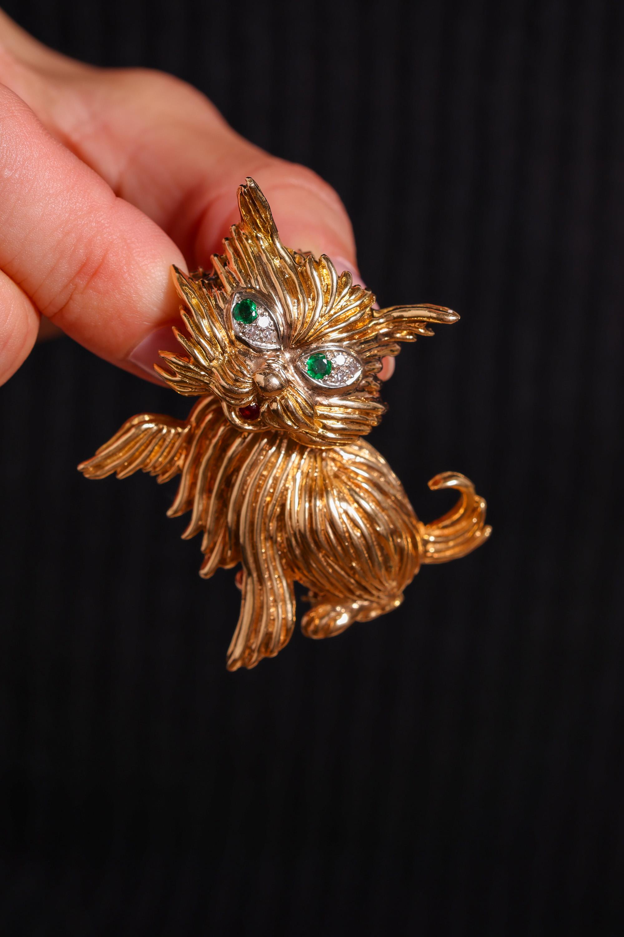 Vintage Emerald Ruby Diamond 18K Yellow Gold Cat Brooch In Excellent Condition For Sale In Beverly Hills, CA