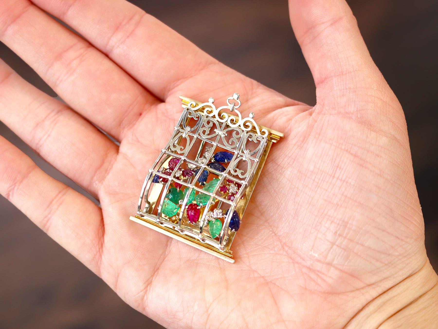 Broche vintage con ventana de esmeralda, rubí, zafiro, diamantes y oro de 18 quilates Circa 1950 Corte mixto en venta