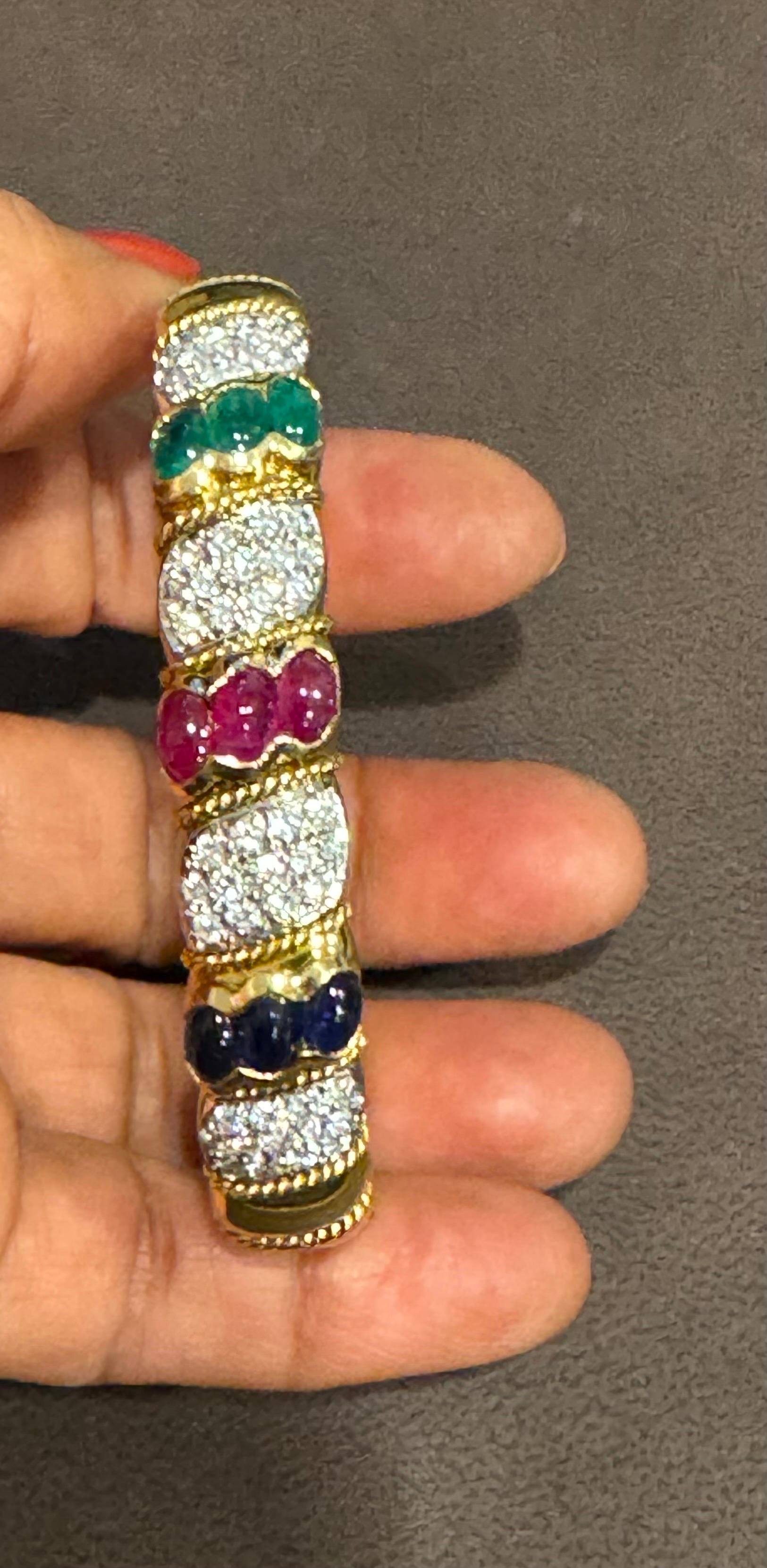 Bracelet manchette vintage en or 18 carats avec émeraude, rubis, saphir et diamants, 61 grammes en vente 7