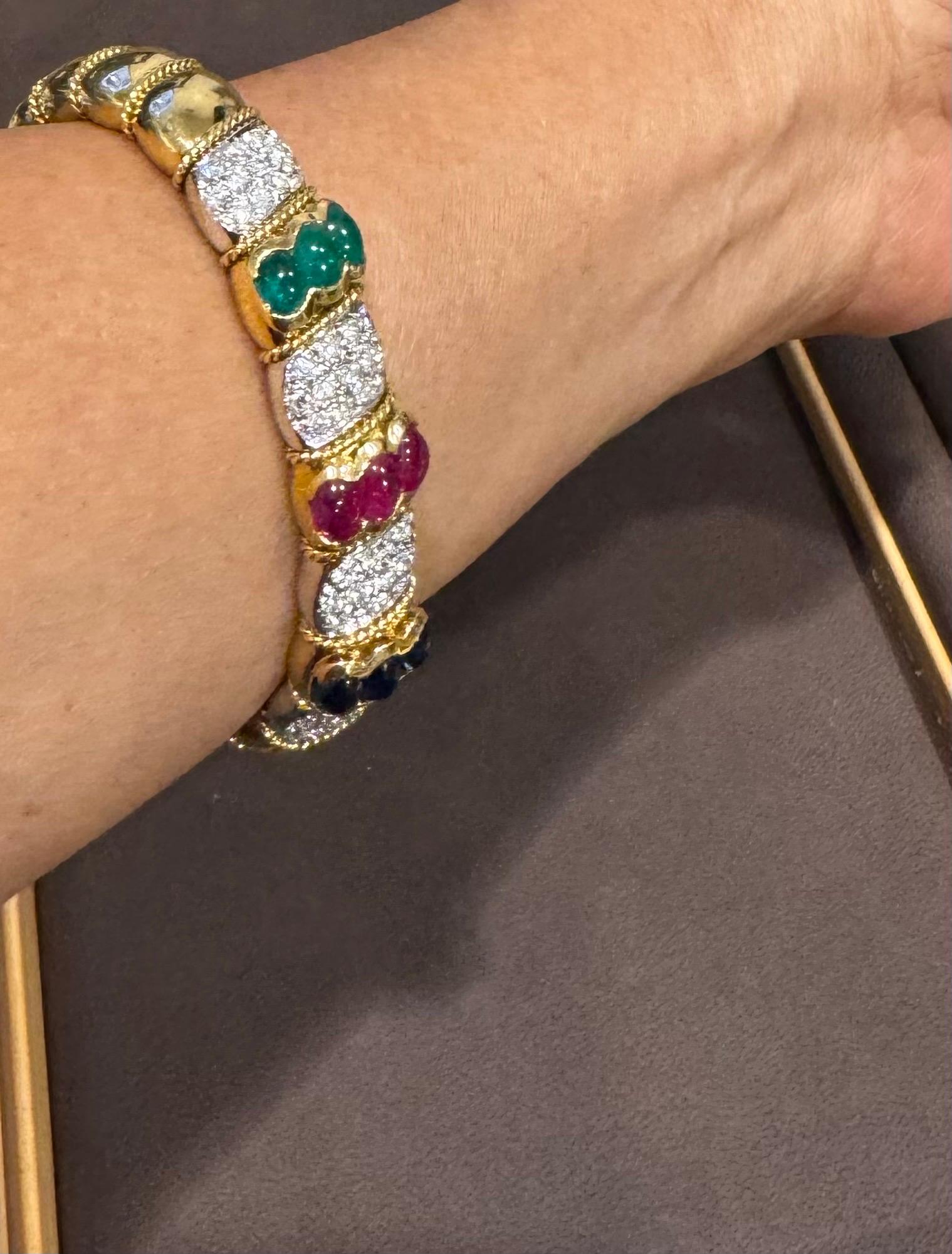 Bracelet manchette vintage en or 18 carats avec émeraude, rubis, saphir et diamants, 61 grammes en vente 10