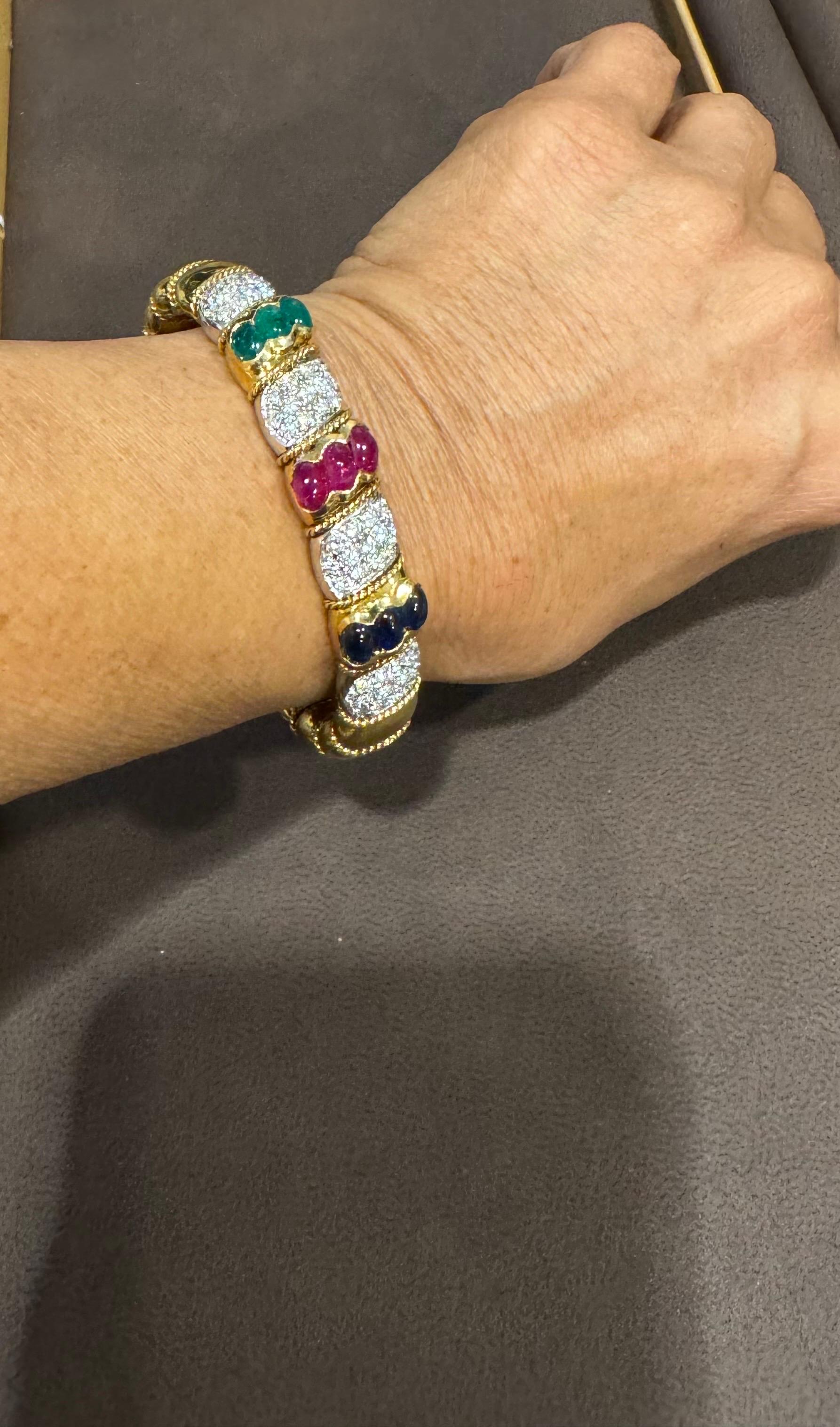 Bracelet manchette vintage en or 18 carats avec émeraude, rubis, saphir et diamants, 61 grammes en vente 13