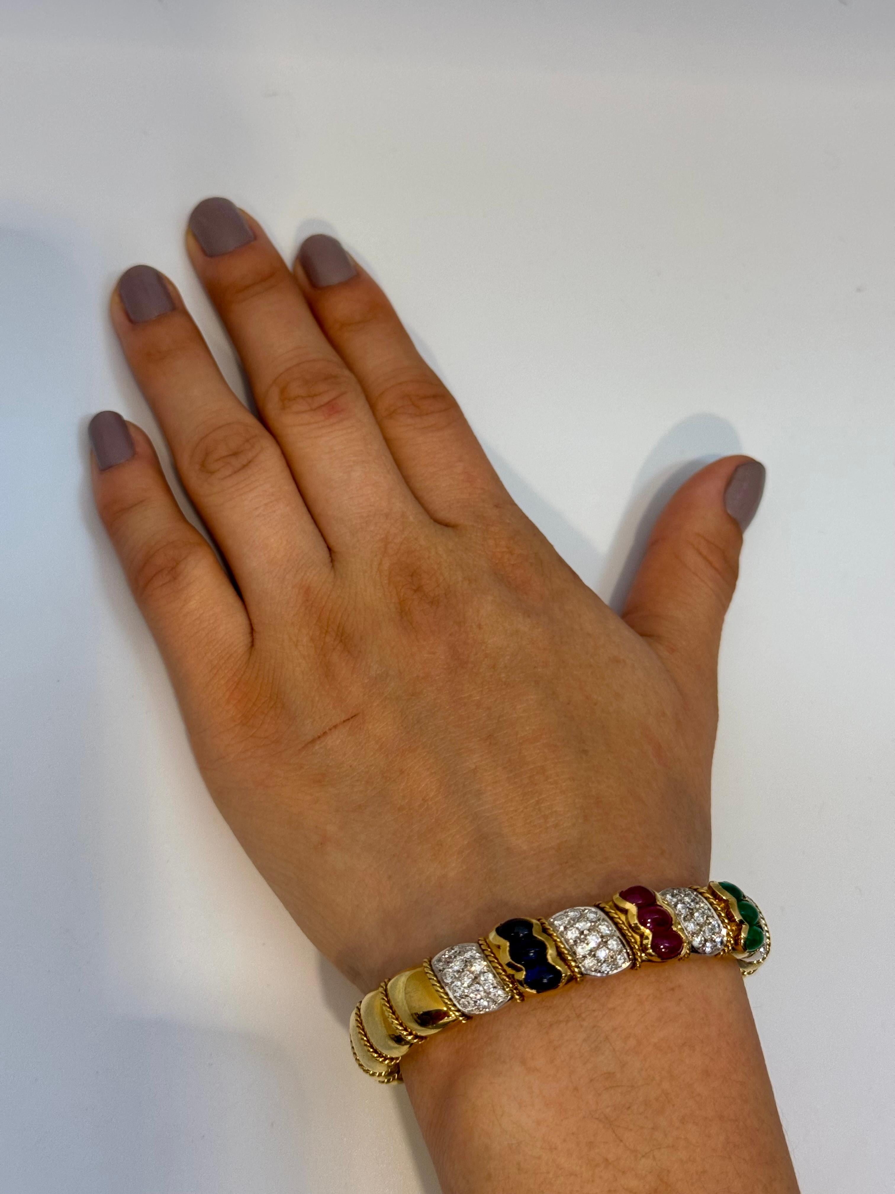 Bracelet manchette vintage en or 18 carats avec émeraude, rubis, saphir et diamants, 61 grammes en vente 14