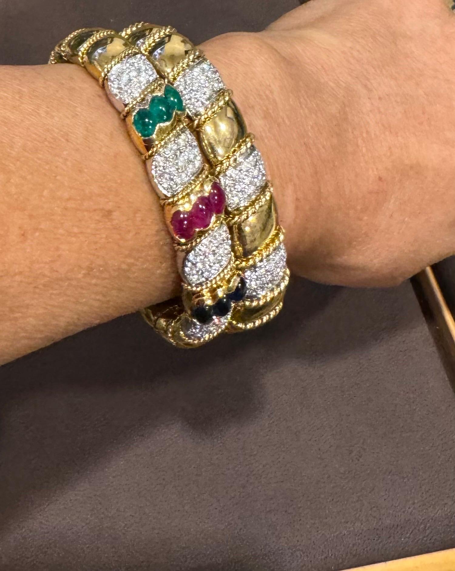 Bracelet manchette vintage en or 18 carats avec émeraude, rubis, saphir et diamants, 61 grammes Pour femmes en vente