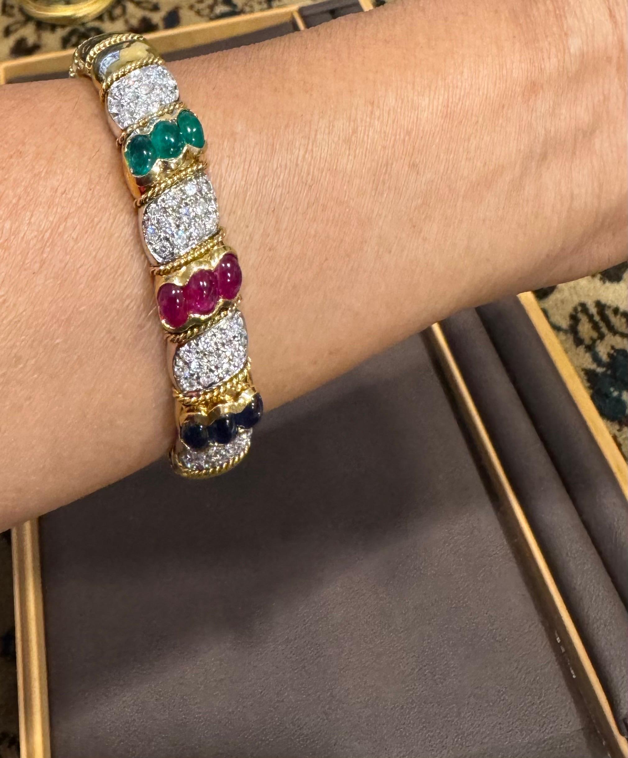 Bracelet manchette vintage en or 18 carats avec émeraude, rubis, saphir et diamants, 61 grammes en vente 1