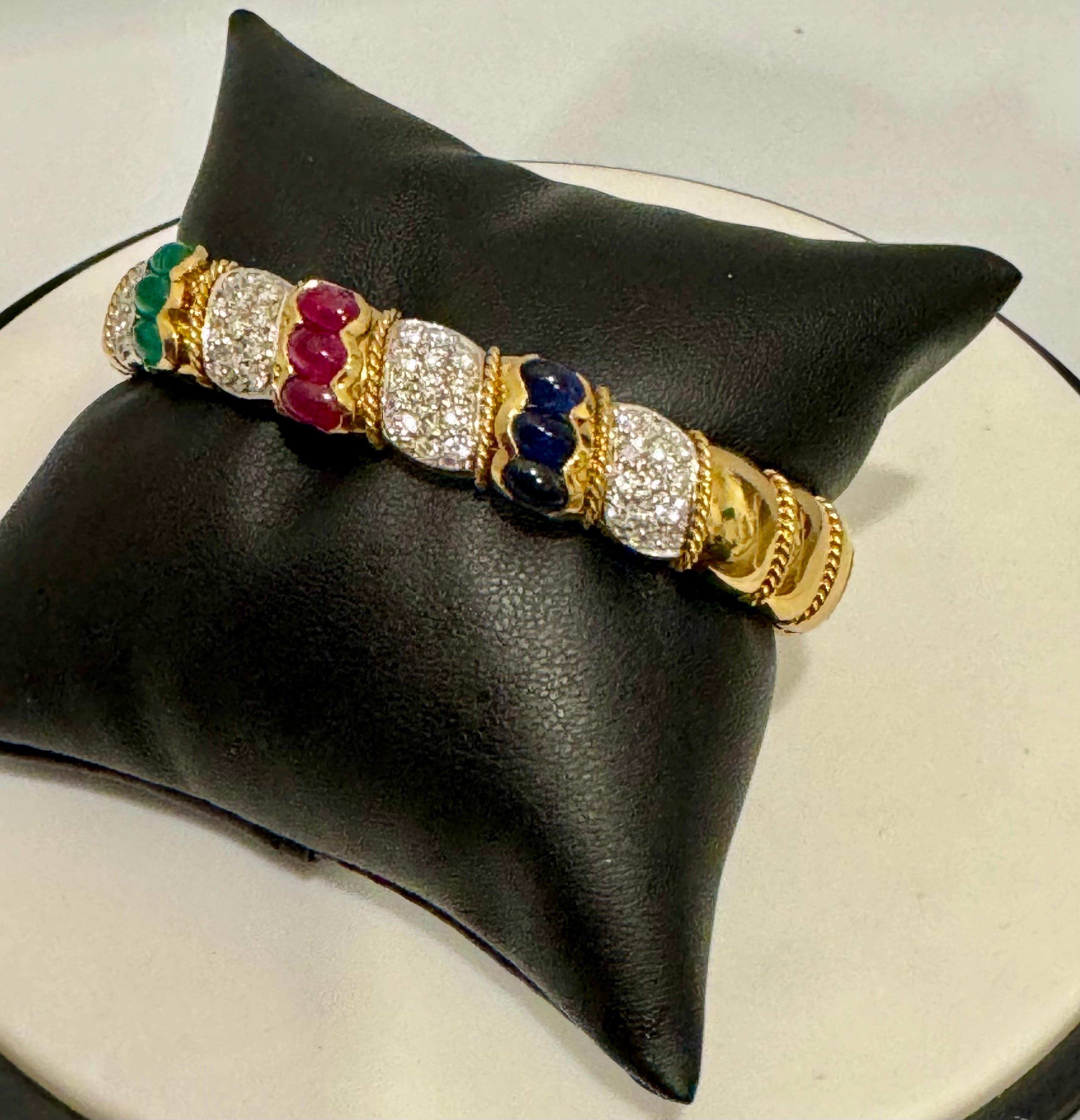 Bracelet manchette vintage en or 18 carats avec émeraude, rubis, saphir et diamants, 61 grammes en vente 4