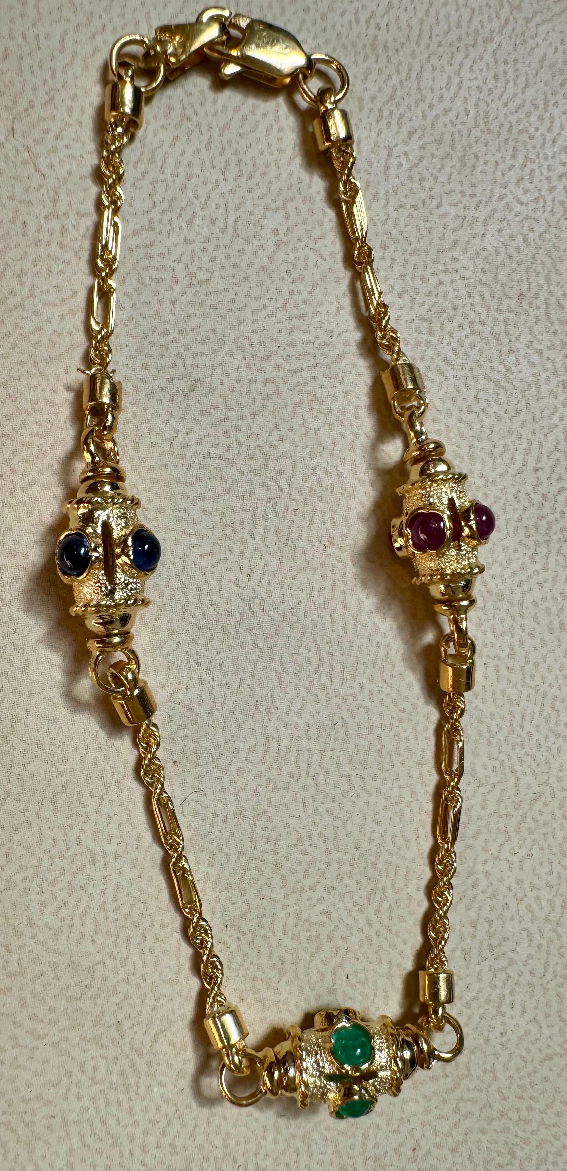 Vintage Emerald Ruby & Sapphire Link Bracelet in 14 Karat Yellow Gold, 7.5 Inchs

 14 Karat Yellow Gold Chain link  Bracelets, 9.4 Gm, Length 7.5 Inch

Beautiful three drum design, one drum shape structure has  ruby another one  emerald  cabochon