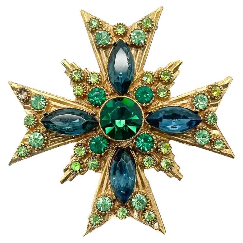 Broche croisée en verre émeraude et saphir des années 1960 en vente