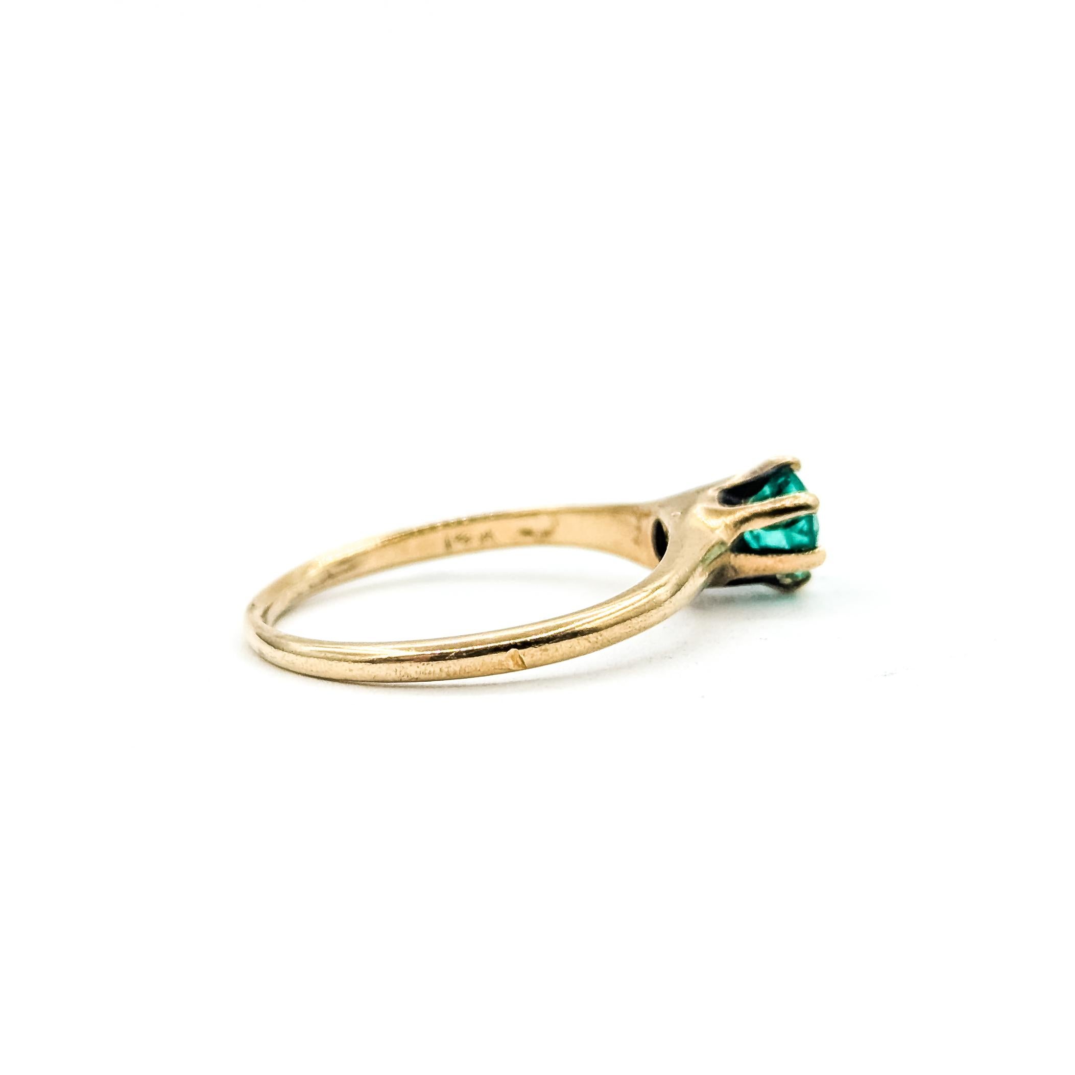 Vintage Emerald Solitaire Ring in 14k Yellow Gold (bague solitaire en or jaune)

Cette bague vintage est réalisée en or jaune 14k et présente une émeraude d'un vert éclatant pesant environ 0,40 carat. L'émeraude est sertie dans un solitaire