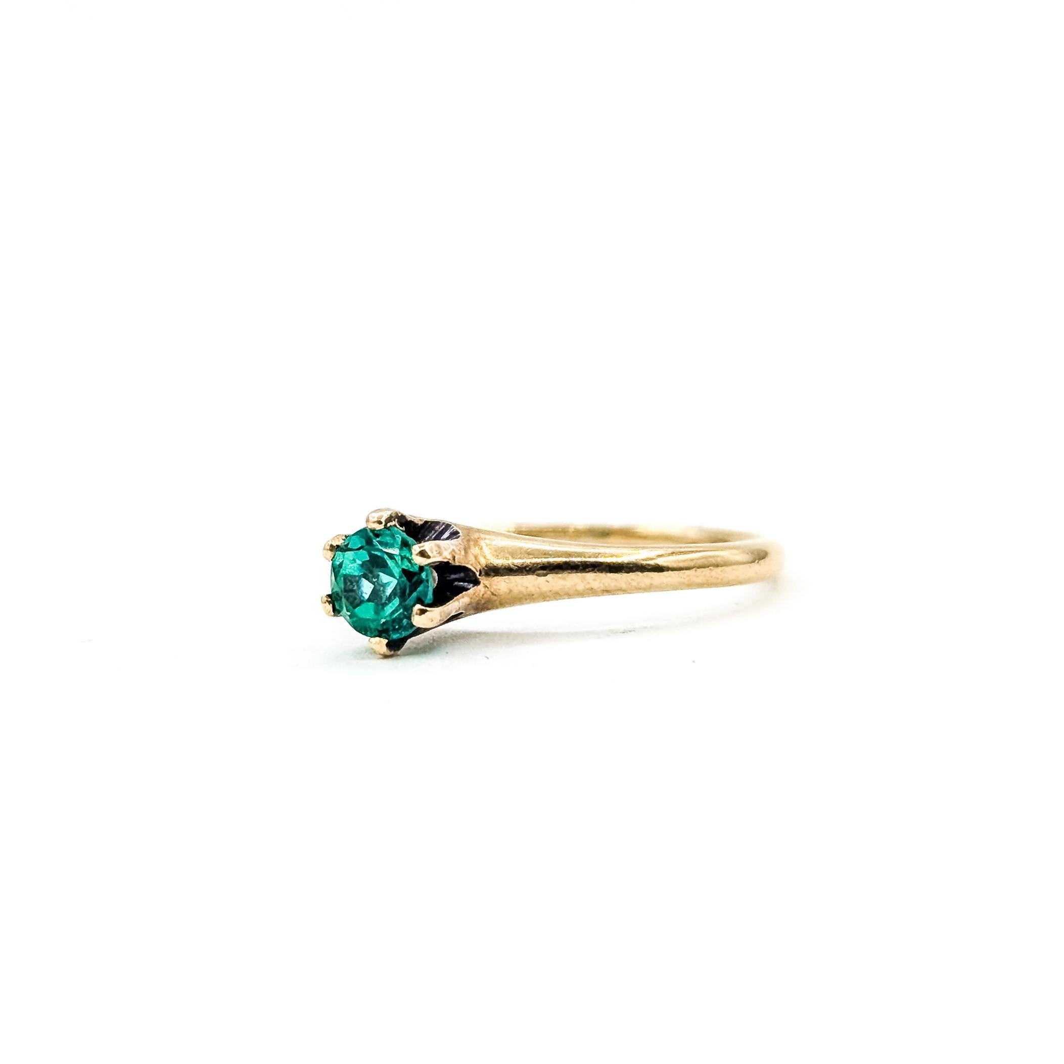 Rétro Vintage Emerald Solitaire Ring in 14k Yellow Gold (bague solitaire en or jaune) en vente