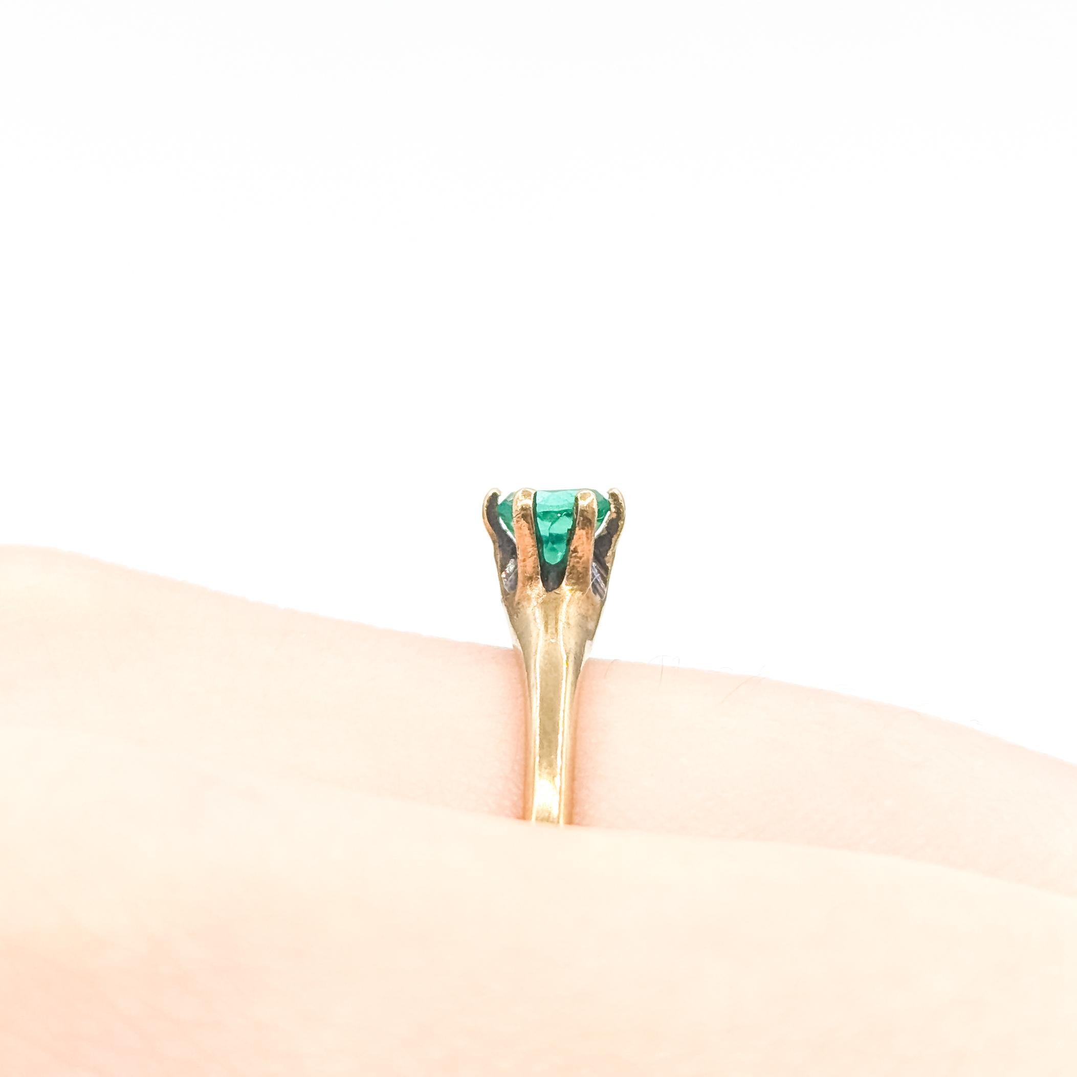 Taille ronde Vintage Emerald Solitaire Ring in 14k Yellow Gold (bague solitaire en or jaune) en vente