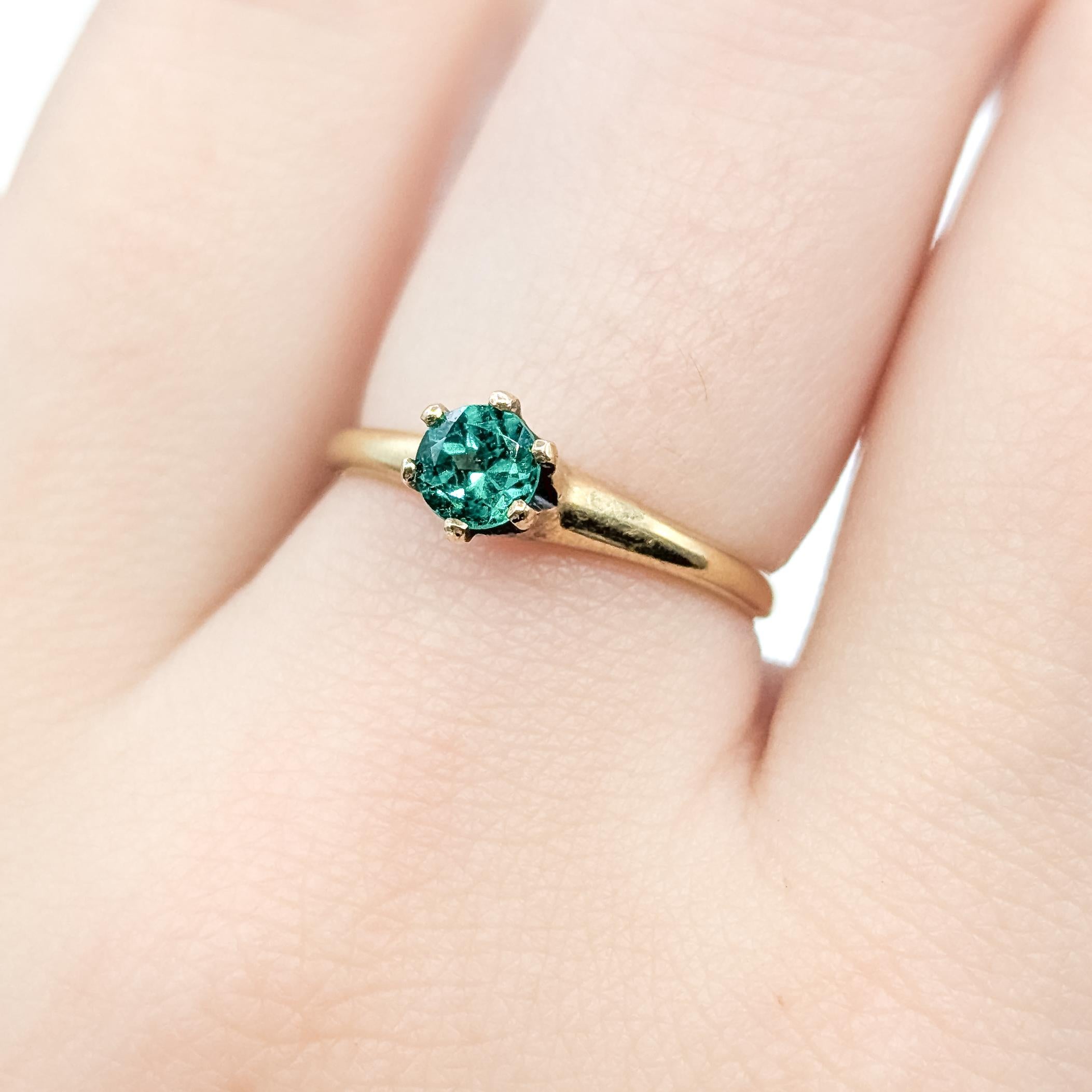 Vintage Emerald Solitaire Ring in 14k Yellow Gold (bague solitaire en or jaune) Excellent état - En vente à Bloomington, MN