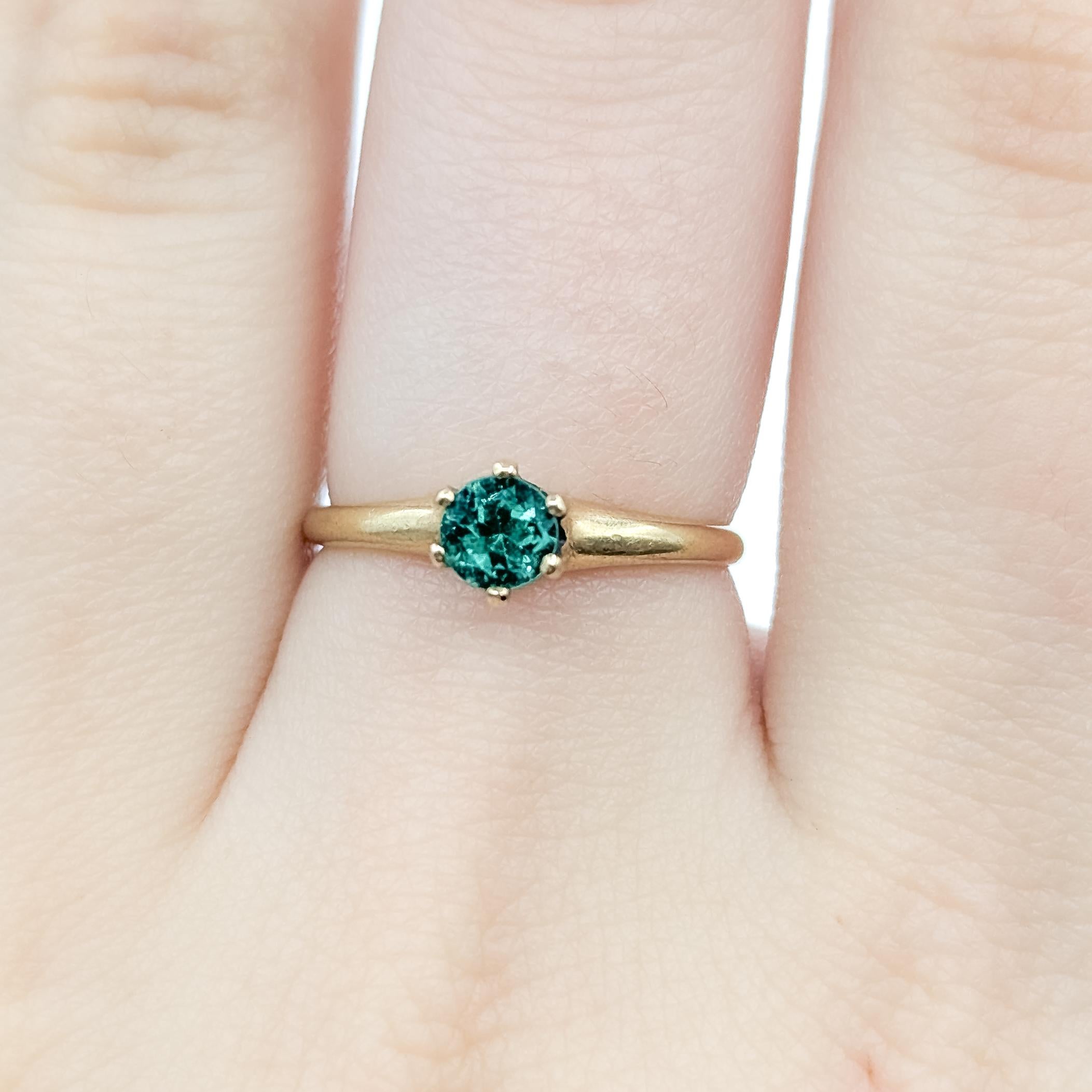 Vintage Emerald Solitaire Ring in 14k Yellow Gold (bague solitaire en or jaune) Pour femmes en vente