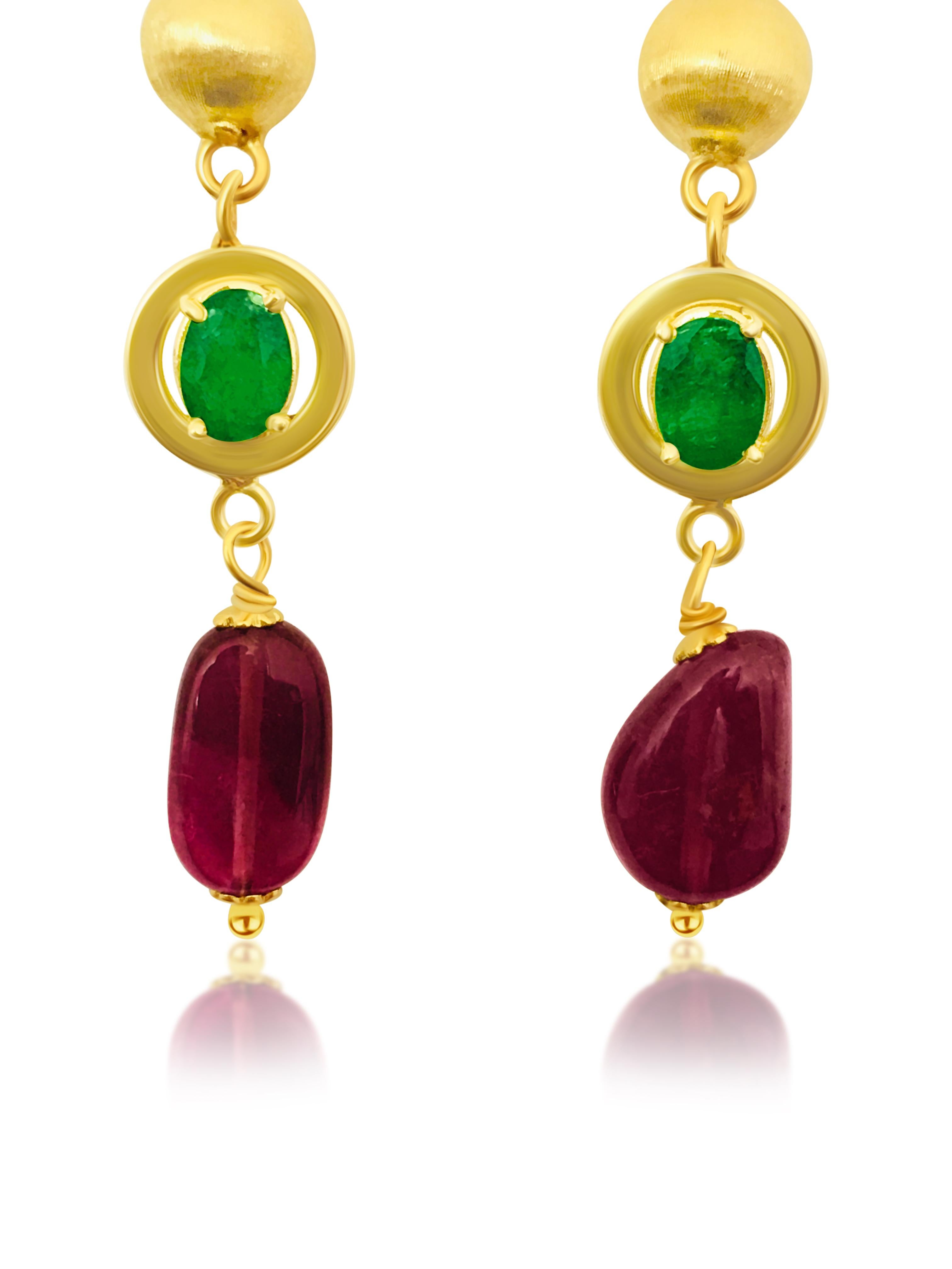 Vintage Emerald Tourmaline Gold Dangle Earrings In Excellent Condition For Sale In Miami, FL