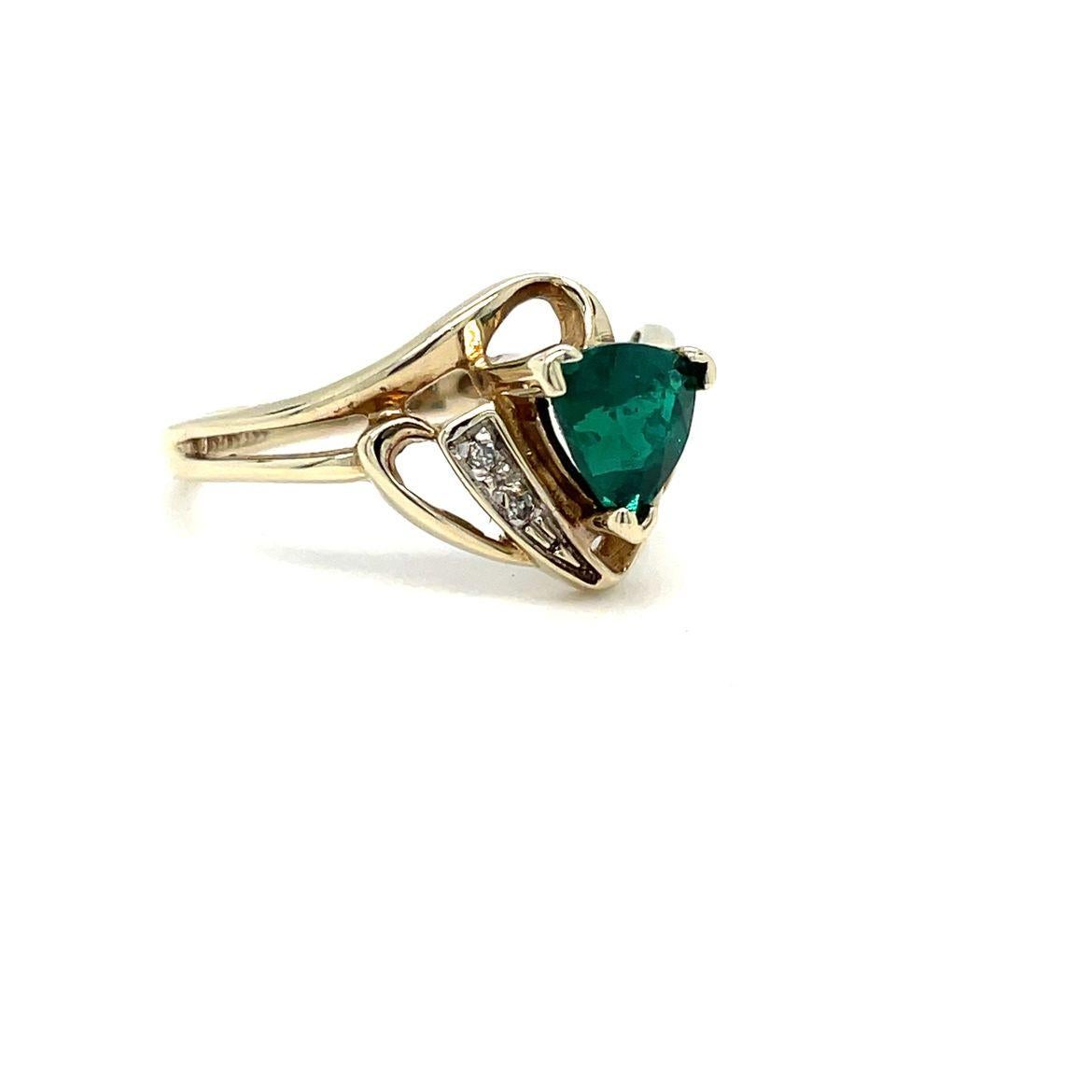 Women's Vintage Emerald Trillion Ring 10K Yellow Gold For Sale
