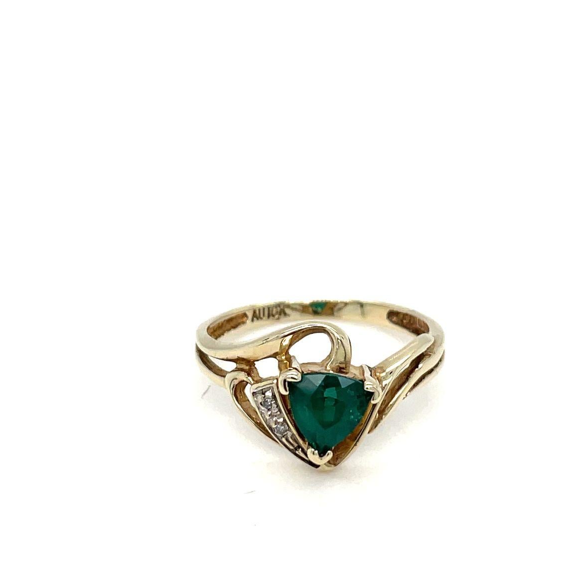 Vintage Emerald Trillion Ring 10K Yellow Gold For Sale 1