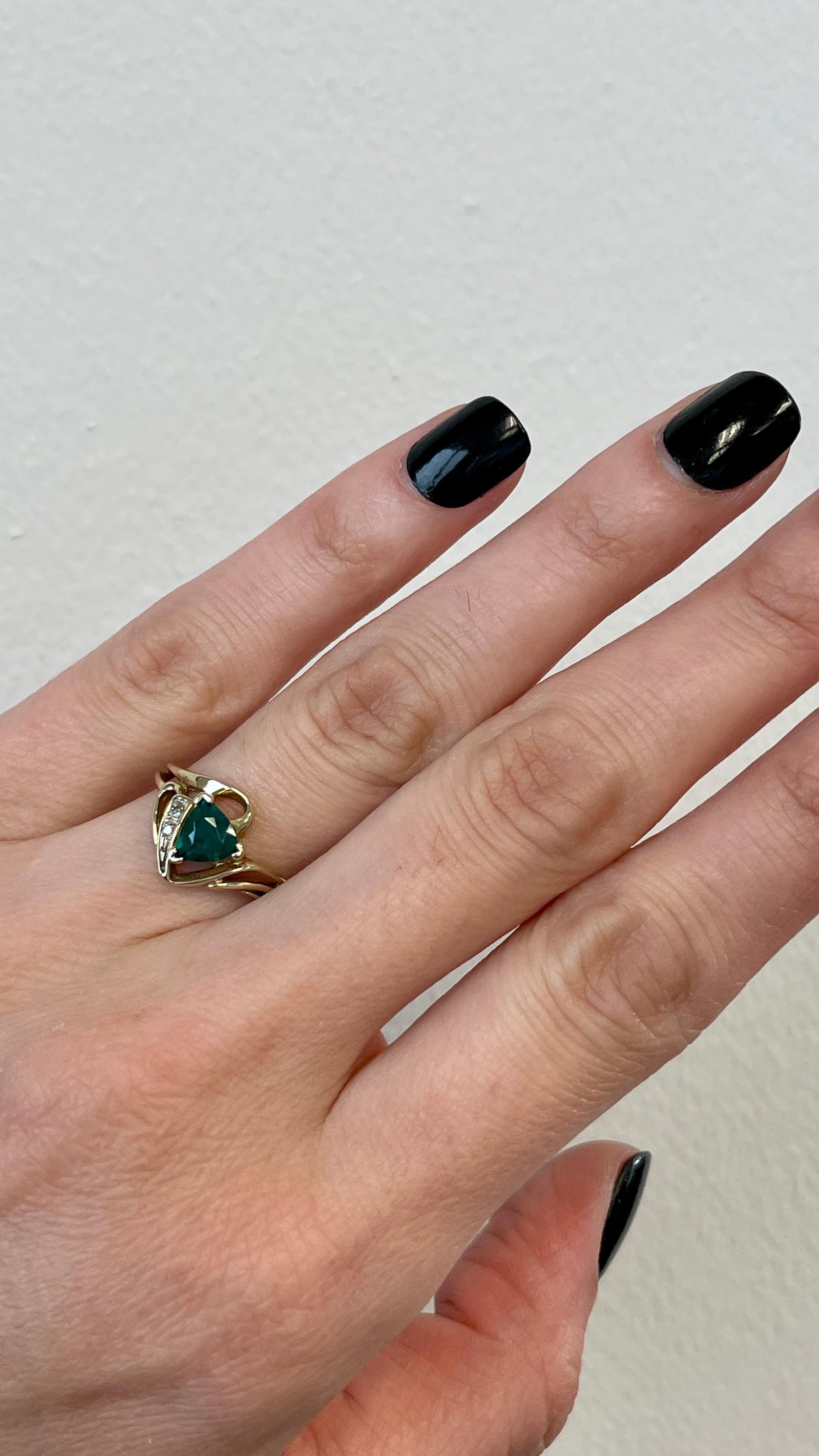 Vintage Emerald Trillion Ring 10K Yellow Gold For Sale 3