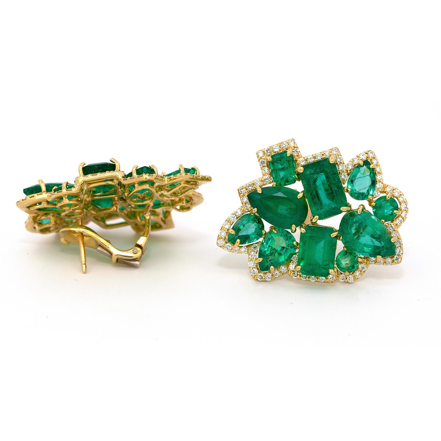 Vintage-Smaragde in modernem Vintage-Stil, gefasst in französische 18 Karat Gold Clip-Ohrringe (Smaragdschliff) im Angebot