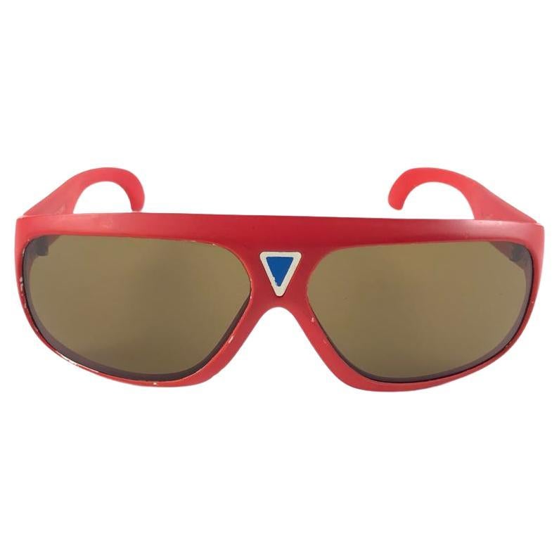 Ultra Rare And Seldom Piece. Vintage Emerson Fittipaldi Red Rectangular Frame With Brown Lenses. 

This Beauty Has Sign Of Wear On Them Due To Nearly 60 Years Of Storage.

A Sought After Item Not To Miss Out!

Made in France


Measurements


Front  