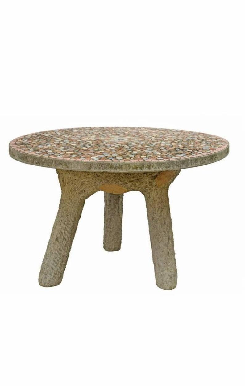 Una caprichosa mesa de jardín de hormigón de imitación de madera de Emile Taugourdeau (francés, 1917-1989). Esta mesa de exterior, procedente de Francia, se ha diseñado imitando la madera de un árbol; el tablero circular de hormigón moldeado es una