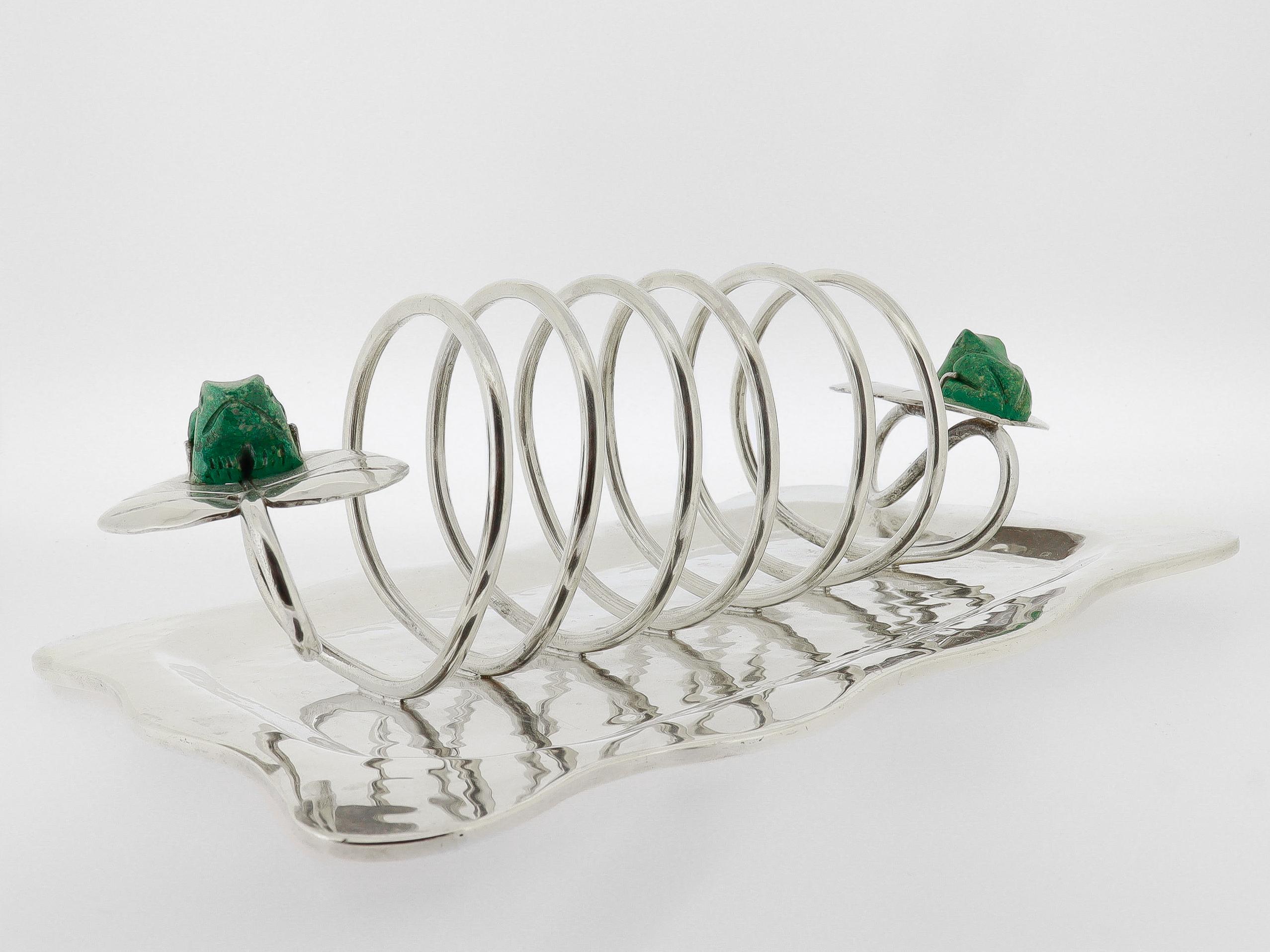 Porte-tartines mexicain en argent et malachite.

Par Emilia Castillo, fille du célèbre orfèvre de Taxco, Antonio Castillo de Los Castillos.

En métal argenté.

Avec une crémaillère en spirale argentée montée sur un plateau festonné et martelé à la