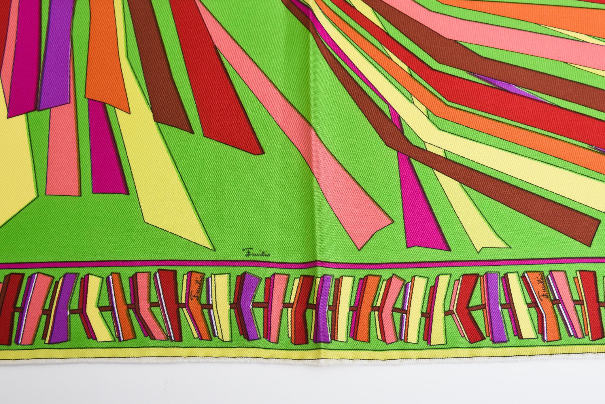 Dieser üppige Vintage-Seidenschal von Emilio Pucci ist grafisch mit verlockenden Farben in Chartreuse-Grün, staubigem Rosa, Gelb, Violett, Burgunderrot, Braun und verbranntem Orange. Es hat gerollte Kanten und stammt aus den 70er Jahren. Das Etikett